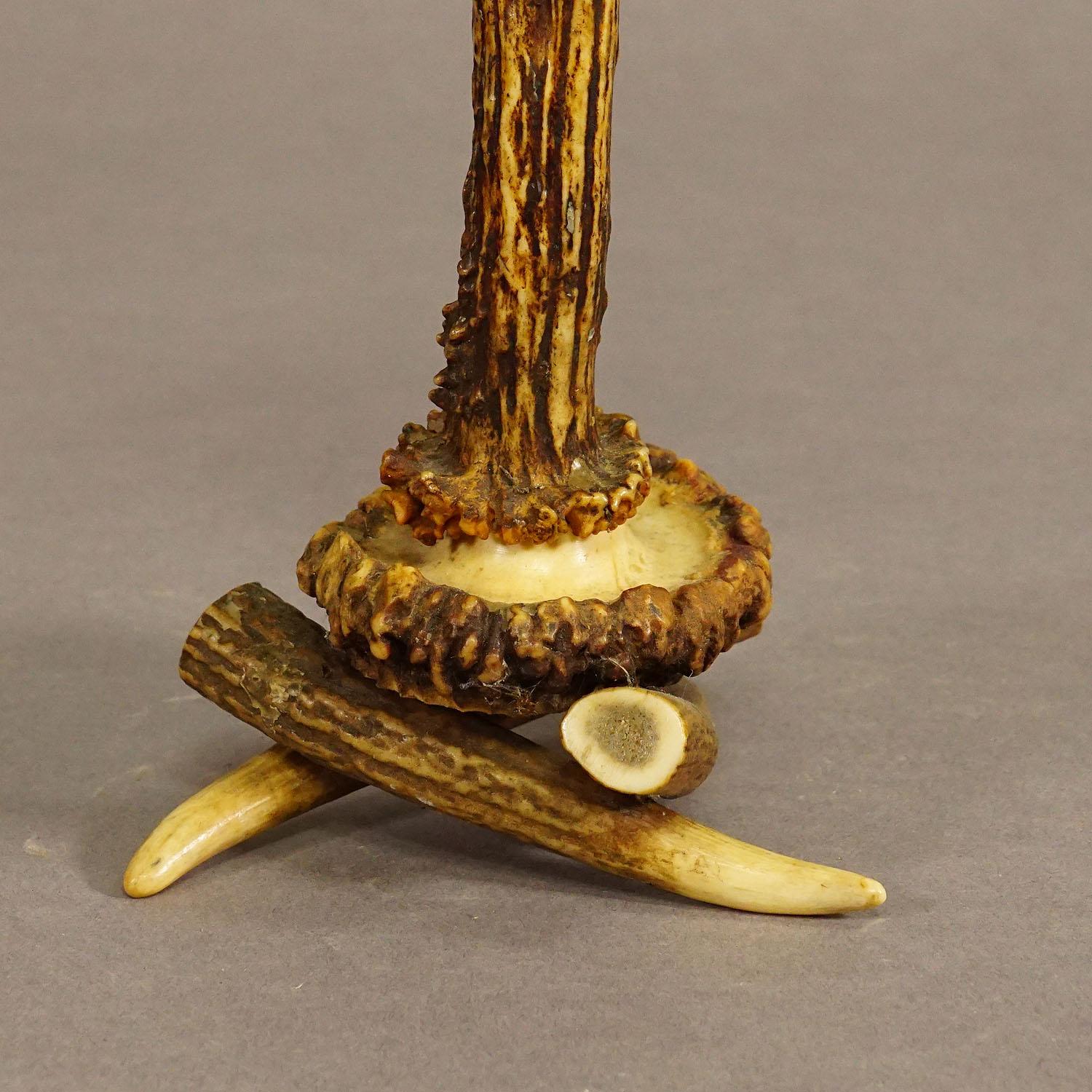 Allemand Porte-bougies ancien en bois de cerf avec cornes de cerf, Allemagne, vers 1900 en vente