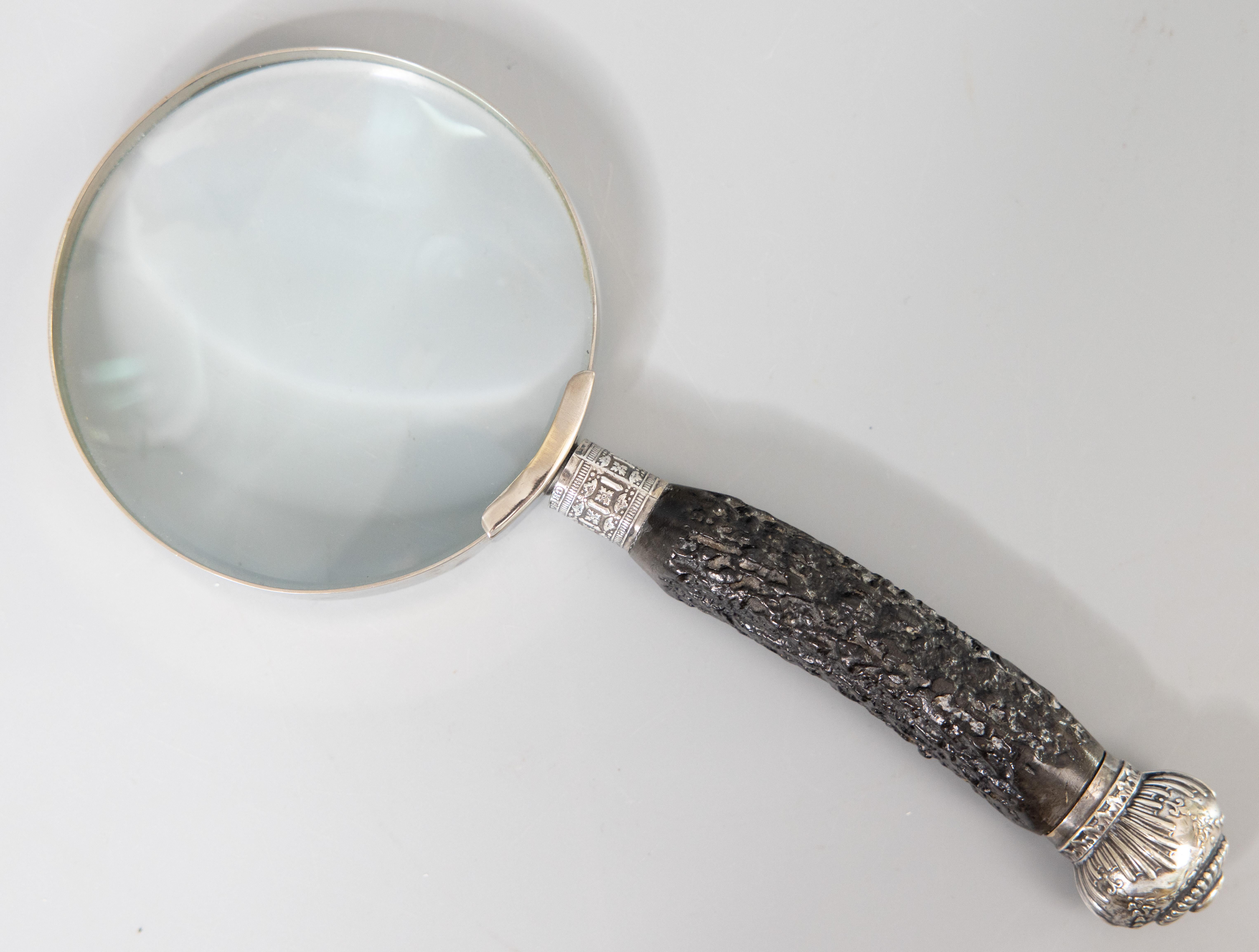 A fine antique English Edwardian antler horn and sterling silver magnifying glass by Harrison Brothers & Howson, Sheffield, England, dated 1912. Hallmarks on handle. This handsome magnifying glass has a stag antler horn handle with silver accents.