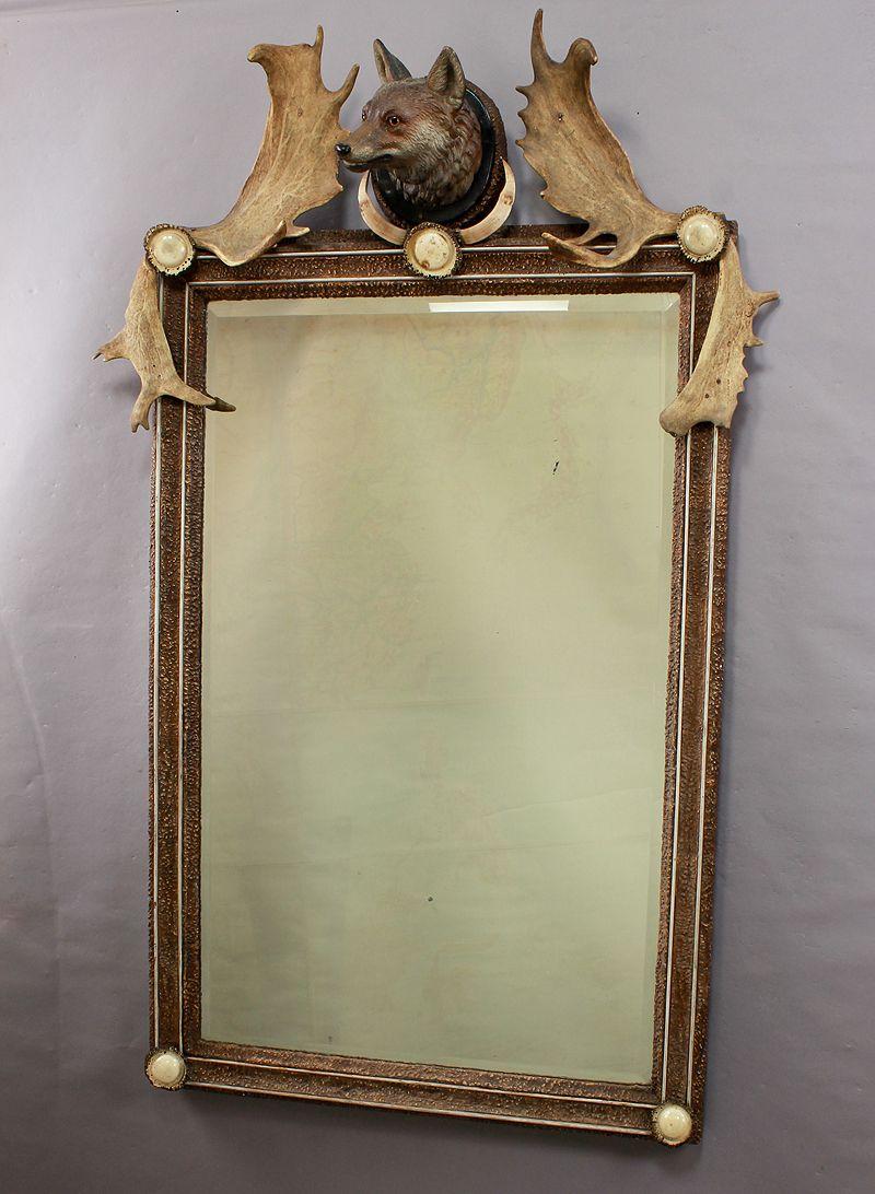 Miroir antique en bois de cervidé avec table console, Autriche, vers 1860

Grand miroir en bois de cerf avec table console, fabriqué en Autriche vers 1860. Le miroir est décoré de roses en corne tournée, de pièces en bois de cerf, de défenses de