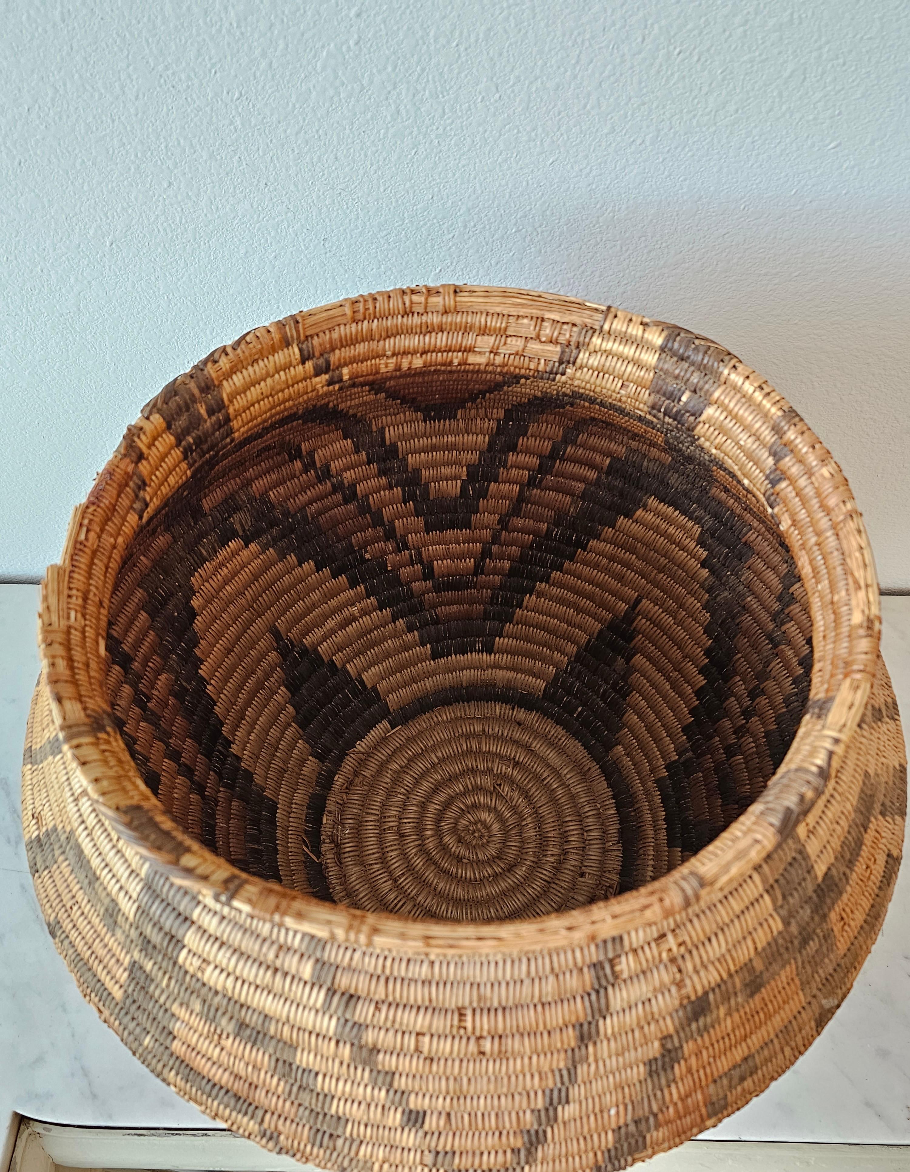 Antique Apache Olla Jar Coiled Willow Wicker Devil's Claw Basket  For Sale 3