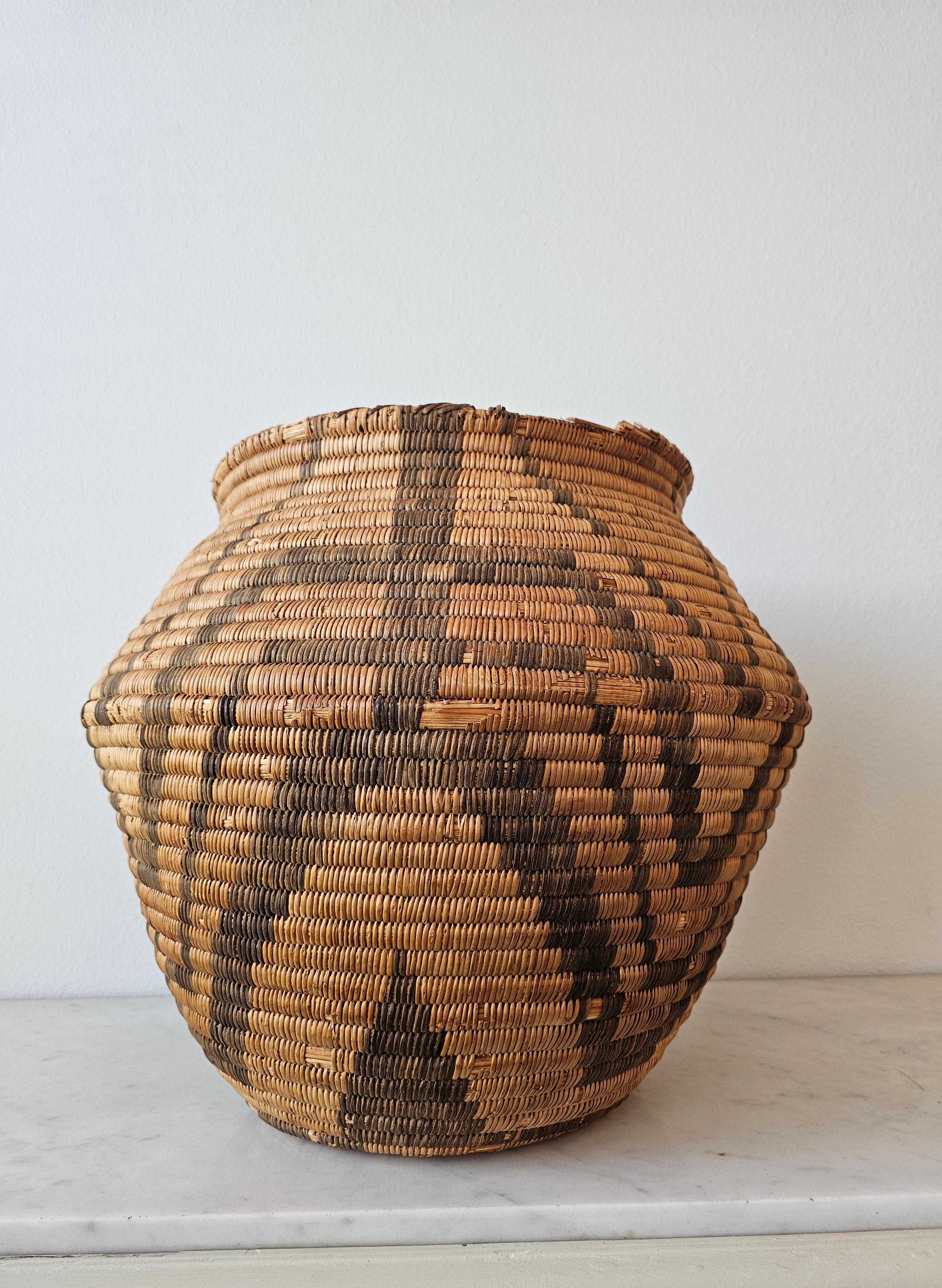 Antique Apache Olla Jar Coiled Willow Wicker Devil's Claw Basket  In Fair Condition For Sale In Forney, TX