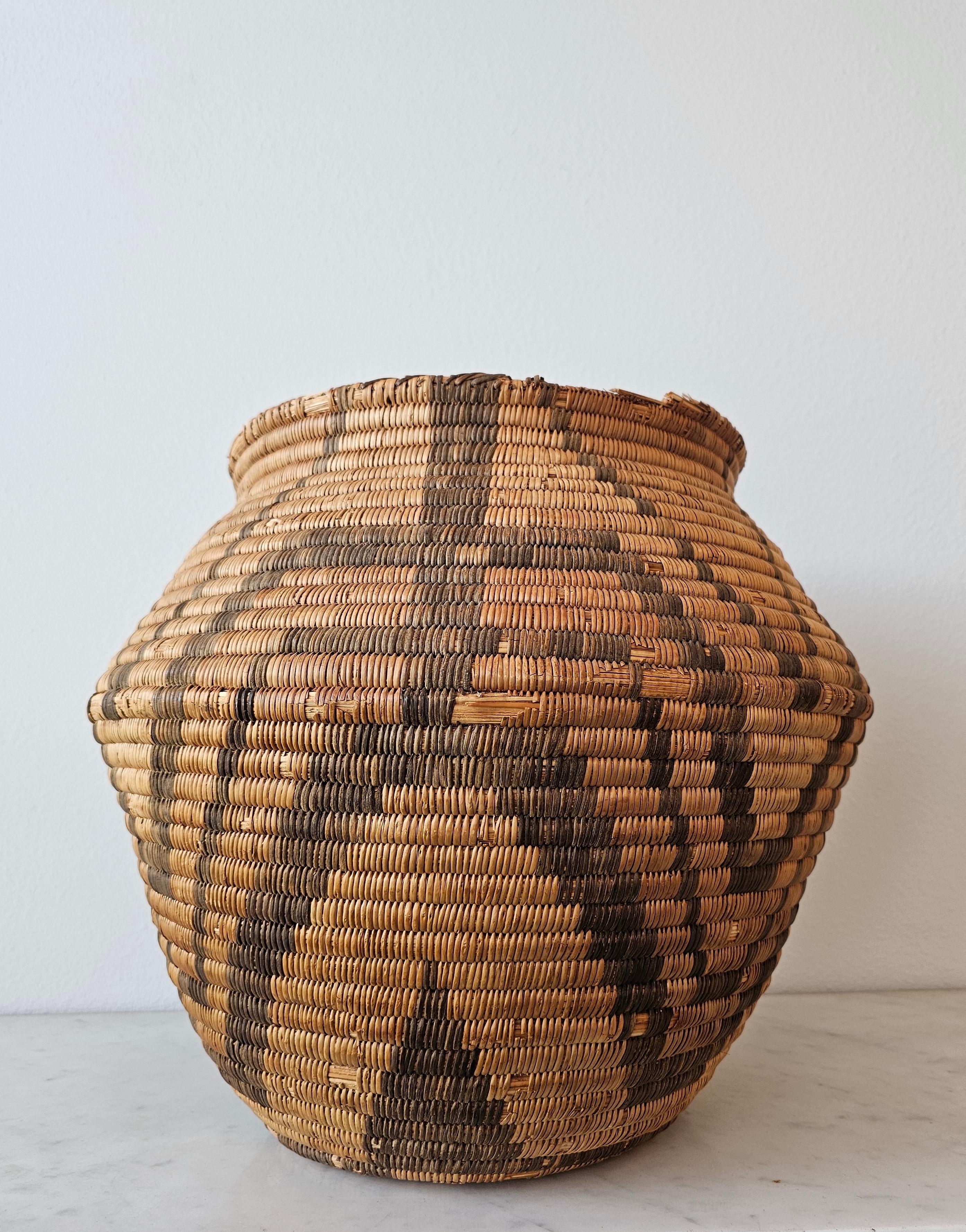 20th Century Antique Apache Olla Jar Coiled Willow Wicker Devil's Claw Basket  For Sale