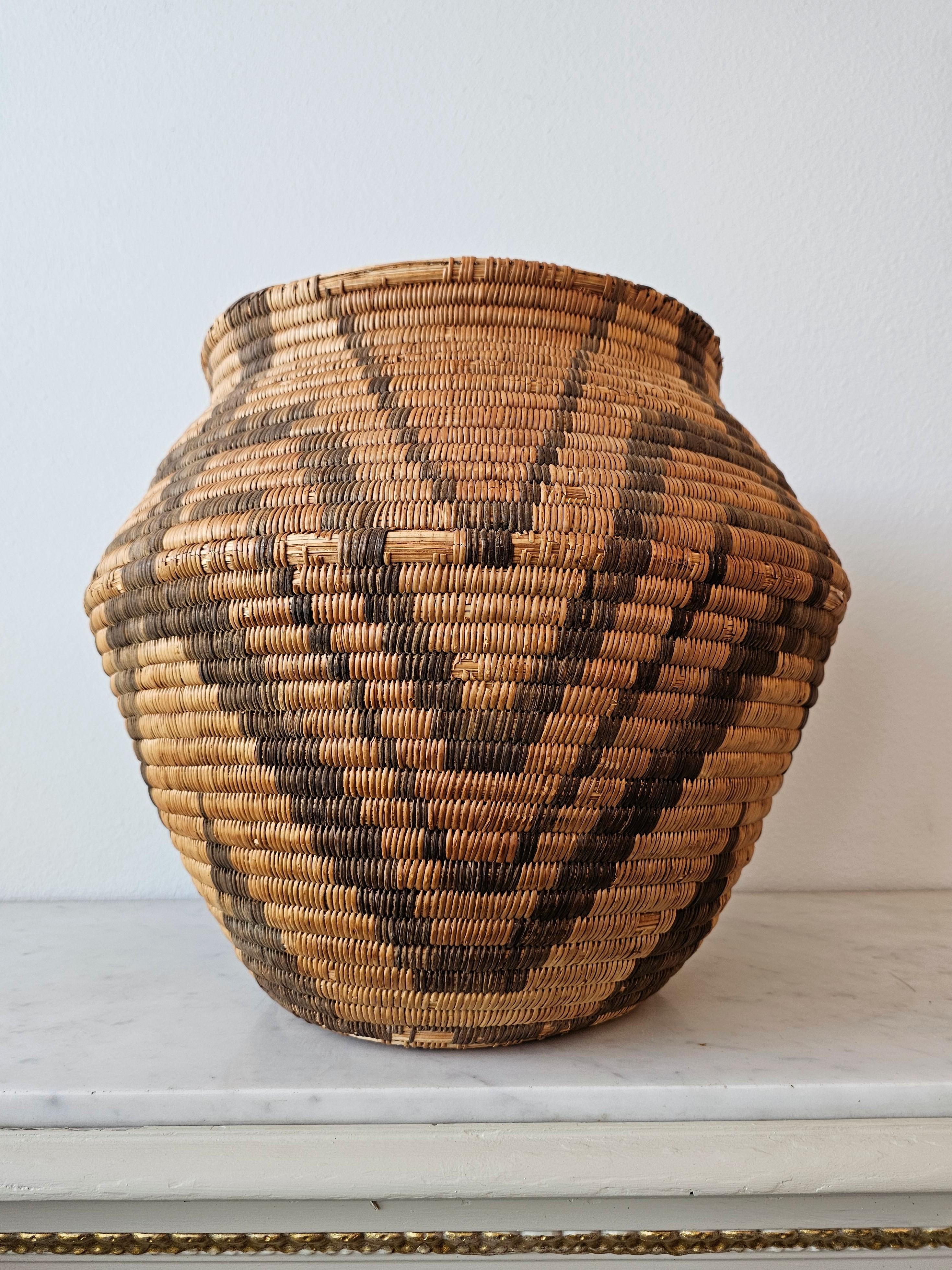 Natural Fiber Antique Apache Olla Jar Coiled Willow Wicker Devil's Claw Basket  For Sale