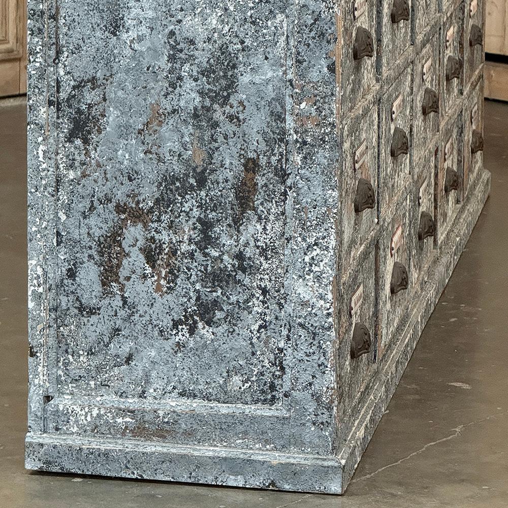 Ancienne armoire d'apothicaire ~ crédence en pin peint vieilli en vente 4