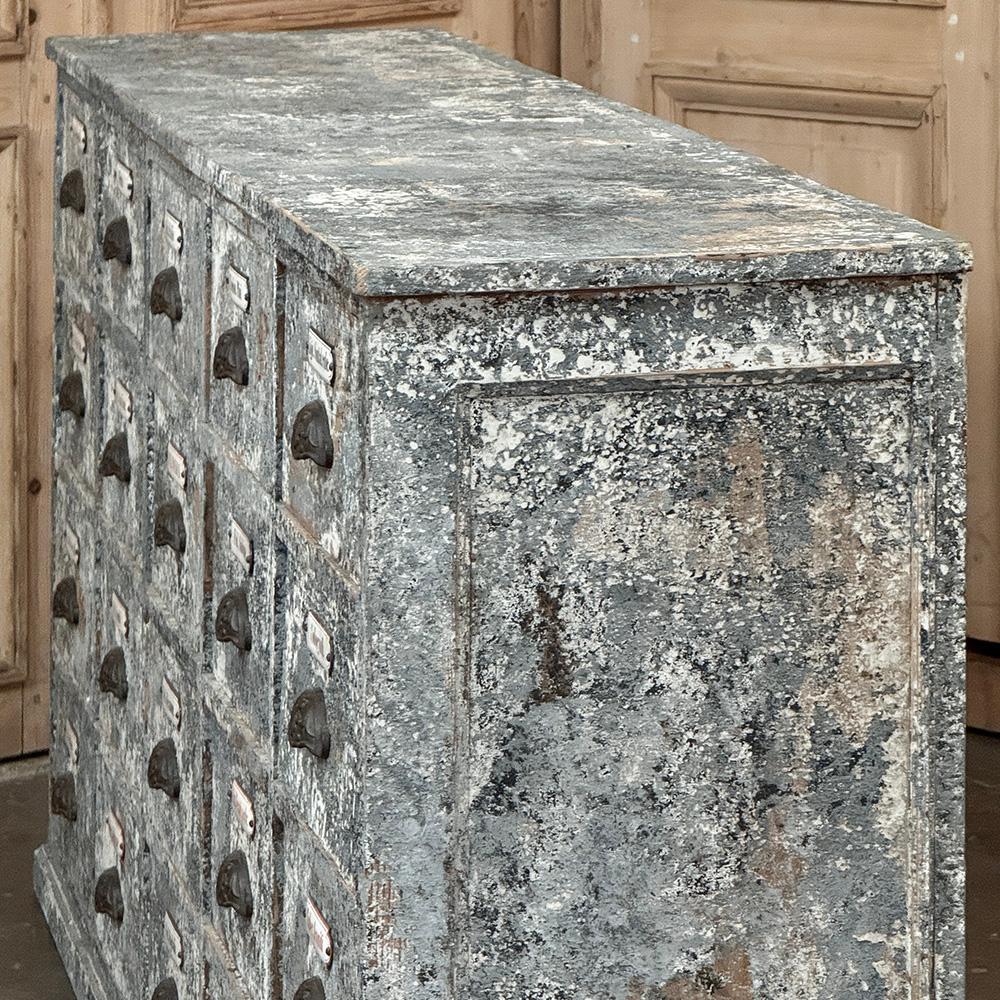 Ancienne armoire d'apothicaire ~ crédence en pin peint vieilli en vente 5