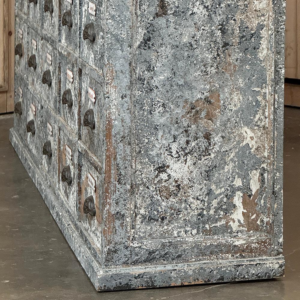 Ancienne armoire d'apothicaire ~ crédence en pin peint vieilli en vente 6