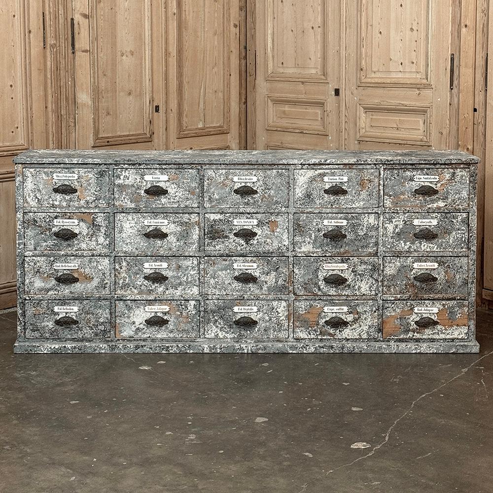 Belge Ancienne armoire d'apothicaire ~ crédence en pin peint vieilli en vente