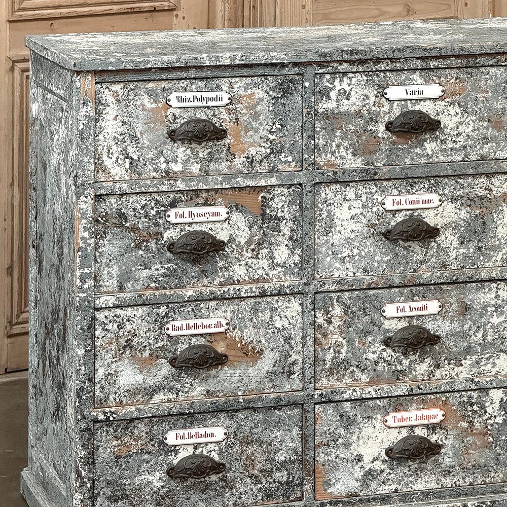 Fait main Ancienne armoire d'apothicaire ~ crédence en pin peint vieilli en vente