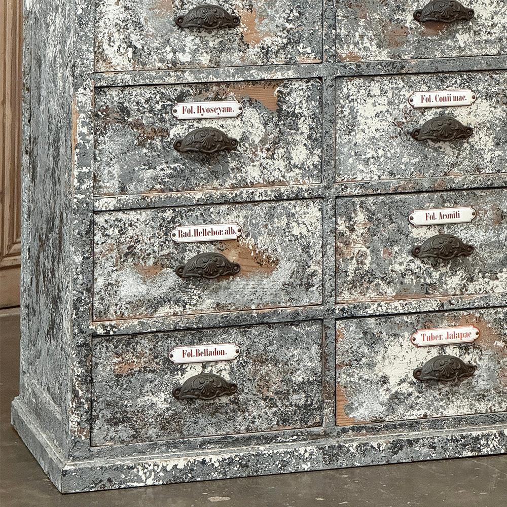 Ancienne armoire d'apothicaire ~ crédence en pin peint vieilli Bon état - En vente à Dallas, TX