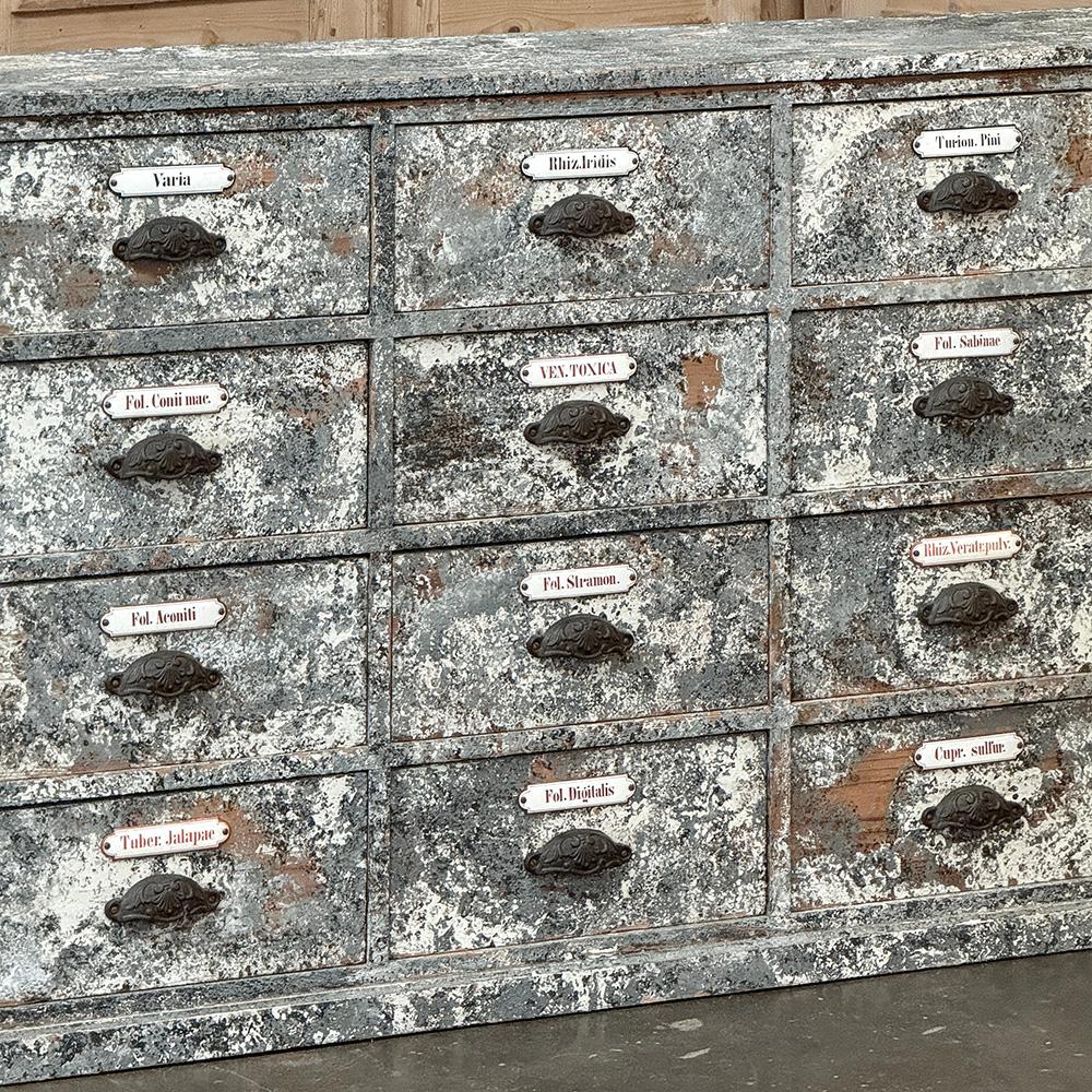 20ième siècle Ancienne armoire d'apothicaire ~ crédence en pin peint vieilli en vente