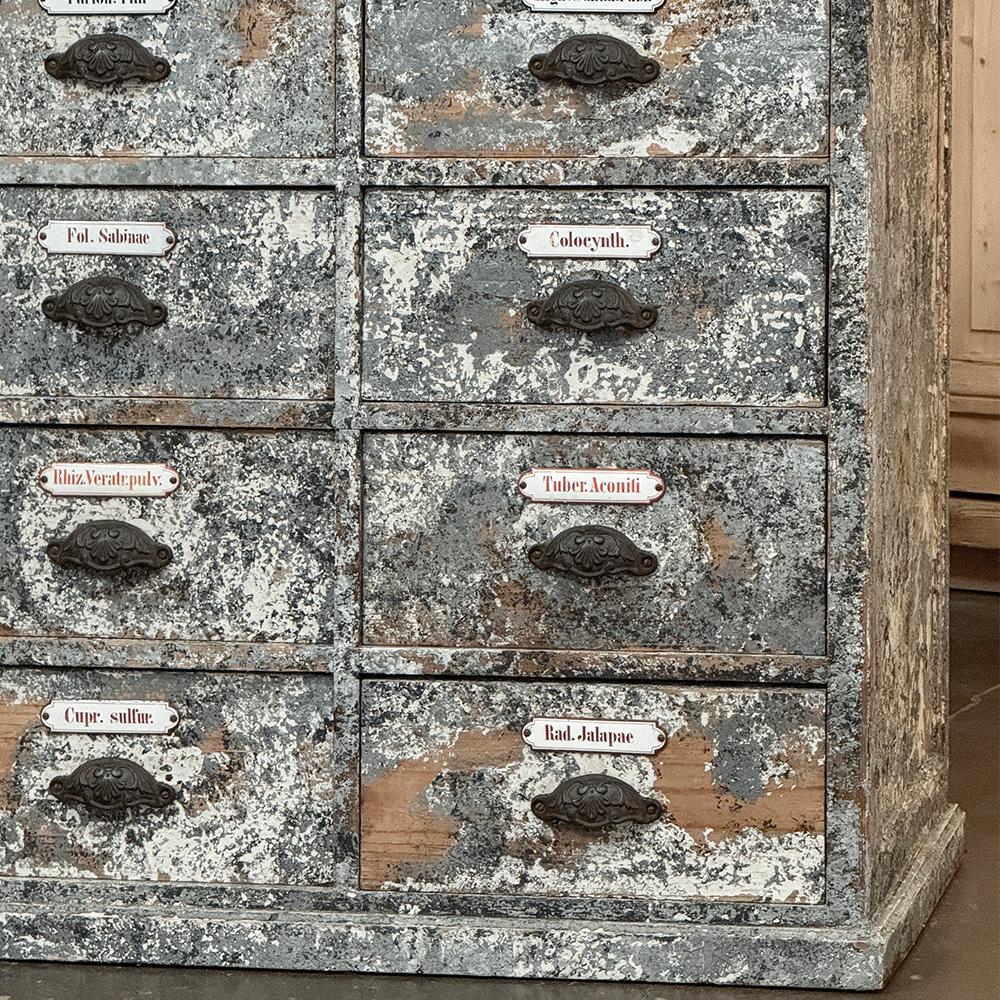 Ancienne armoire d'apothicaire ~ crédence en pin peint vieilli en vente 1