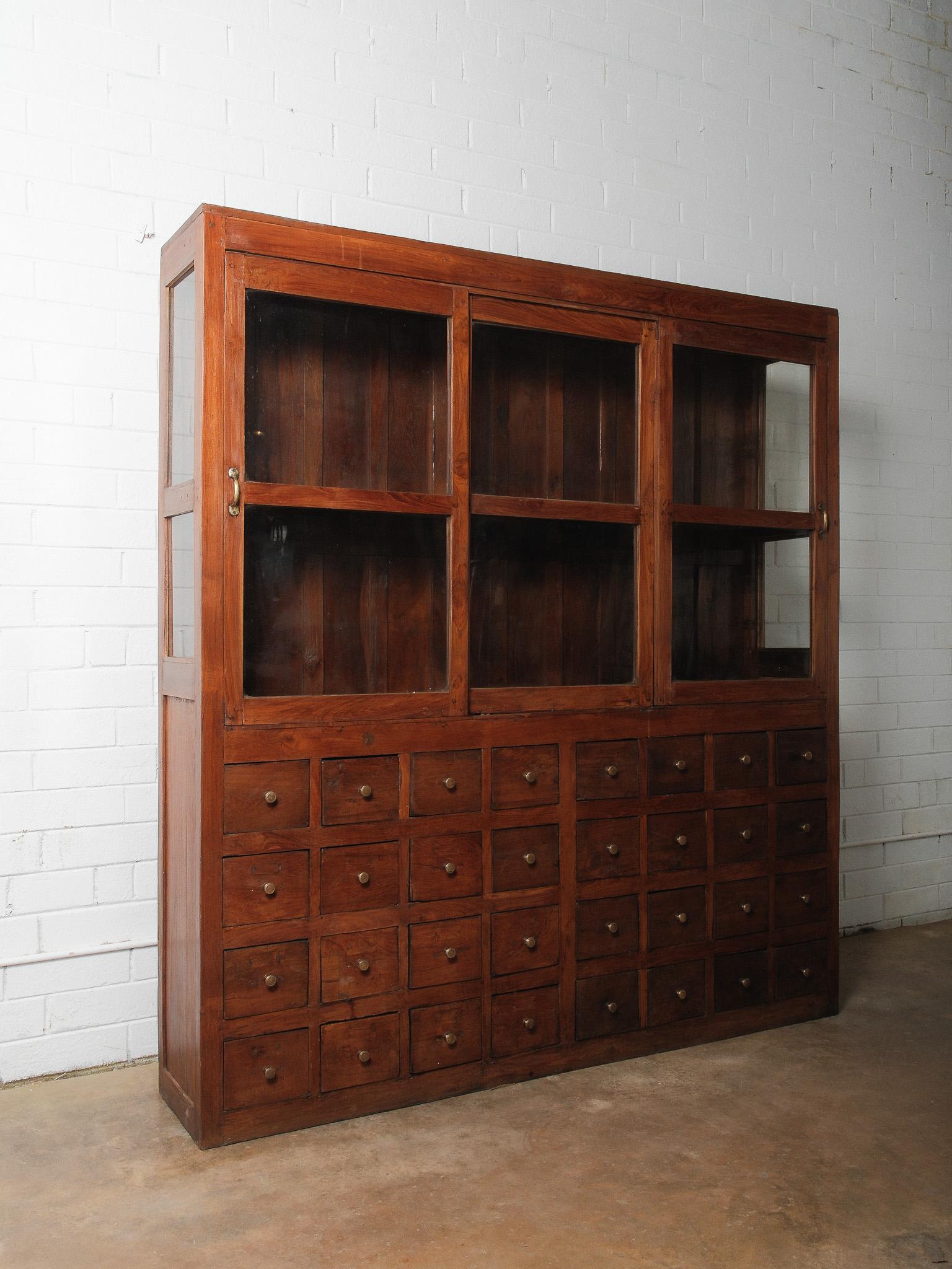 Antike Apothekerschrank mit Glastüren und 32 Schubladen Display (Rustikal)