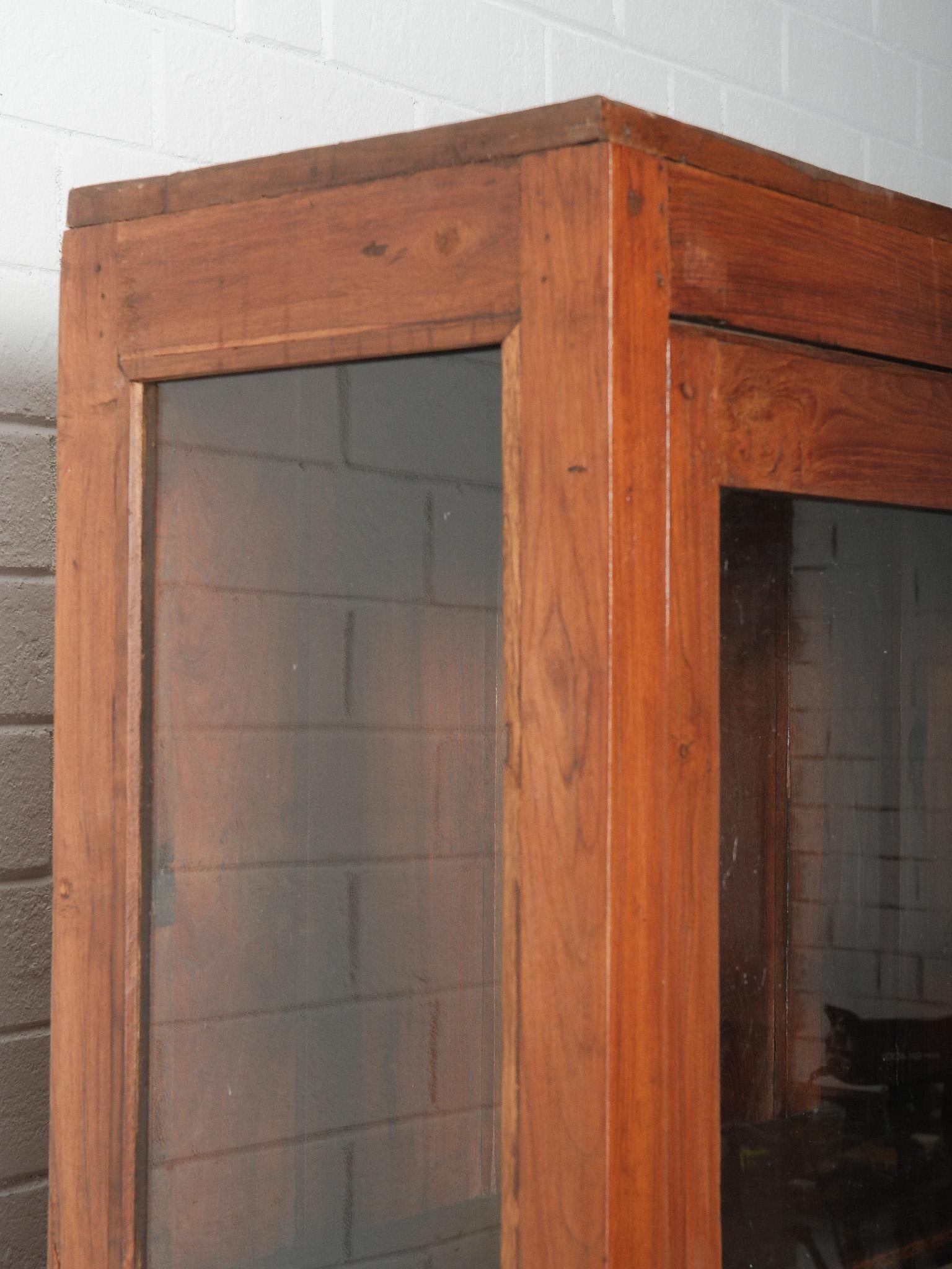 Antike Apothekerschrank mit Glastüren und 32 Schubladen Display im Zustand „Gut“ in High Point, NC