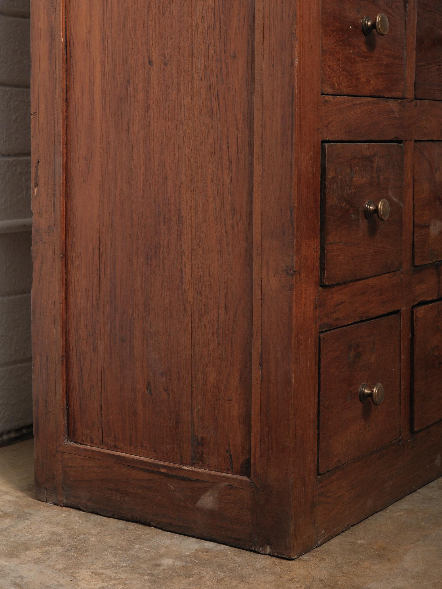 Antike Apothekerschrank mit Glastüren und 32 Schubladen Display (20. Jahrhundert)