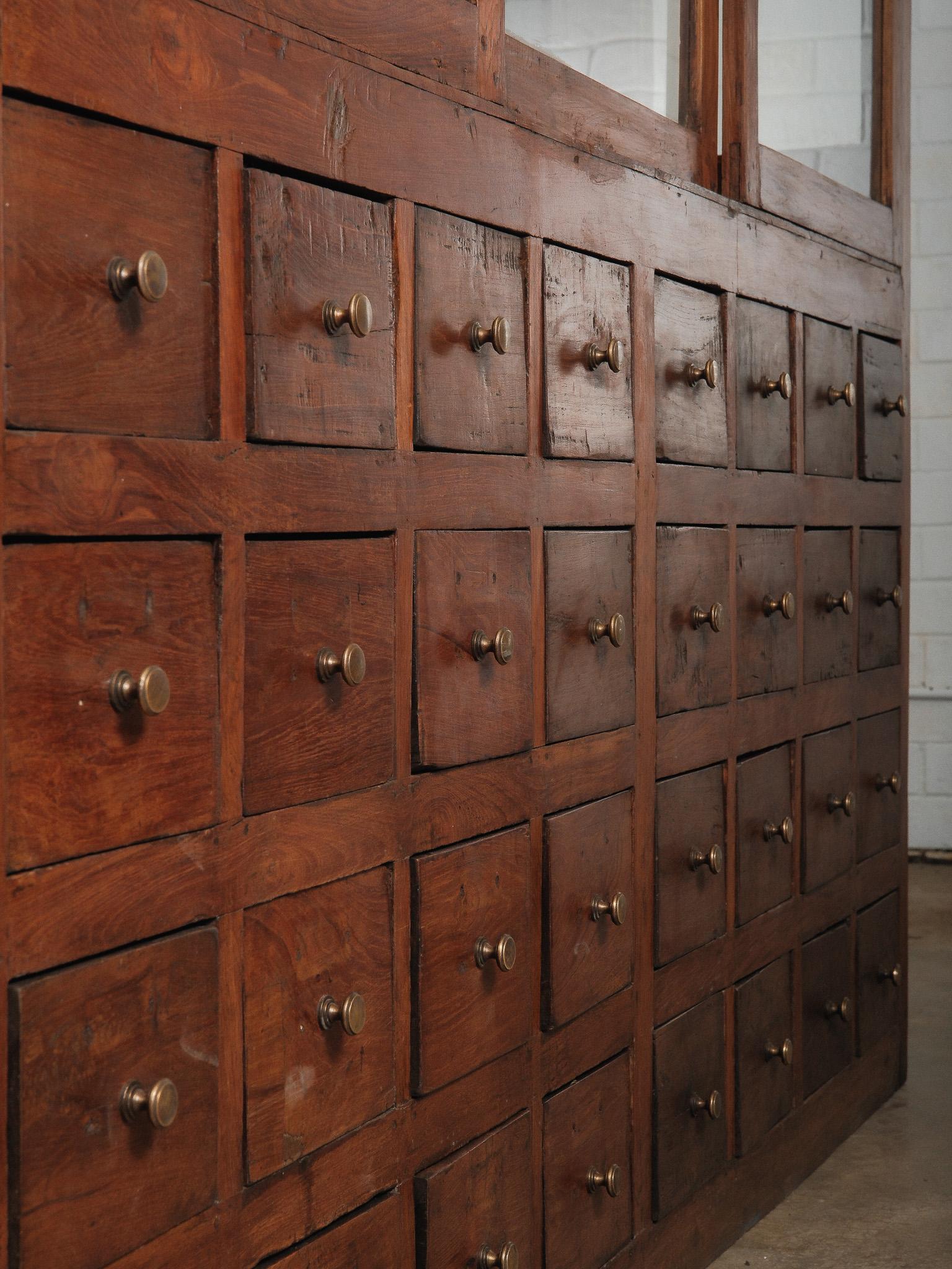 Antike Apothekerschrank mit Glastüren und 32 Schubladen Display (Holz)