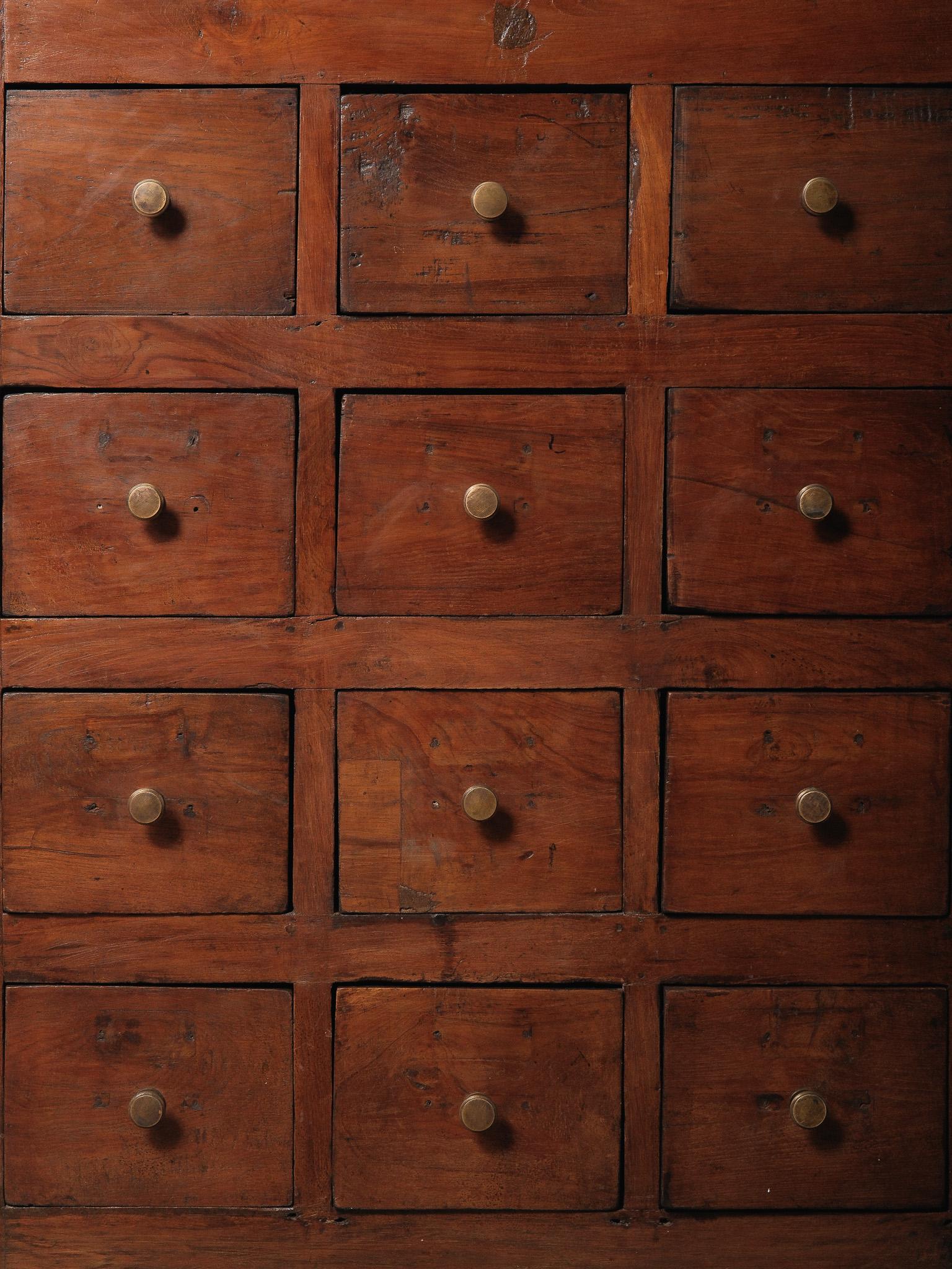 Antike Apothekerschrank mit Glastüren und 32 Schubladen Display 1