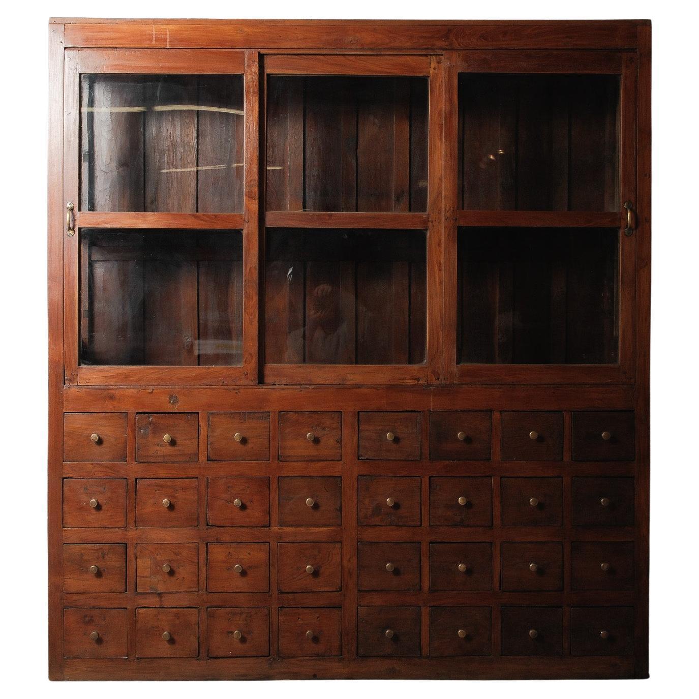 Antike Apothekerschrank mit Glastüren und 32 Schubladen Display