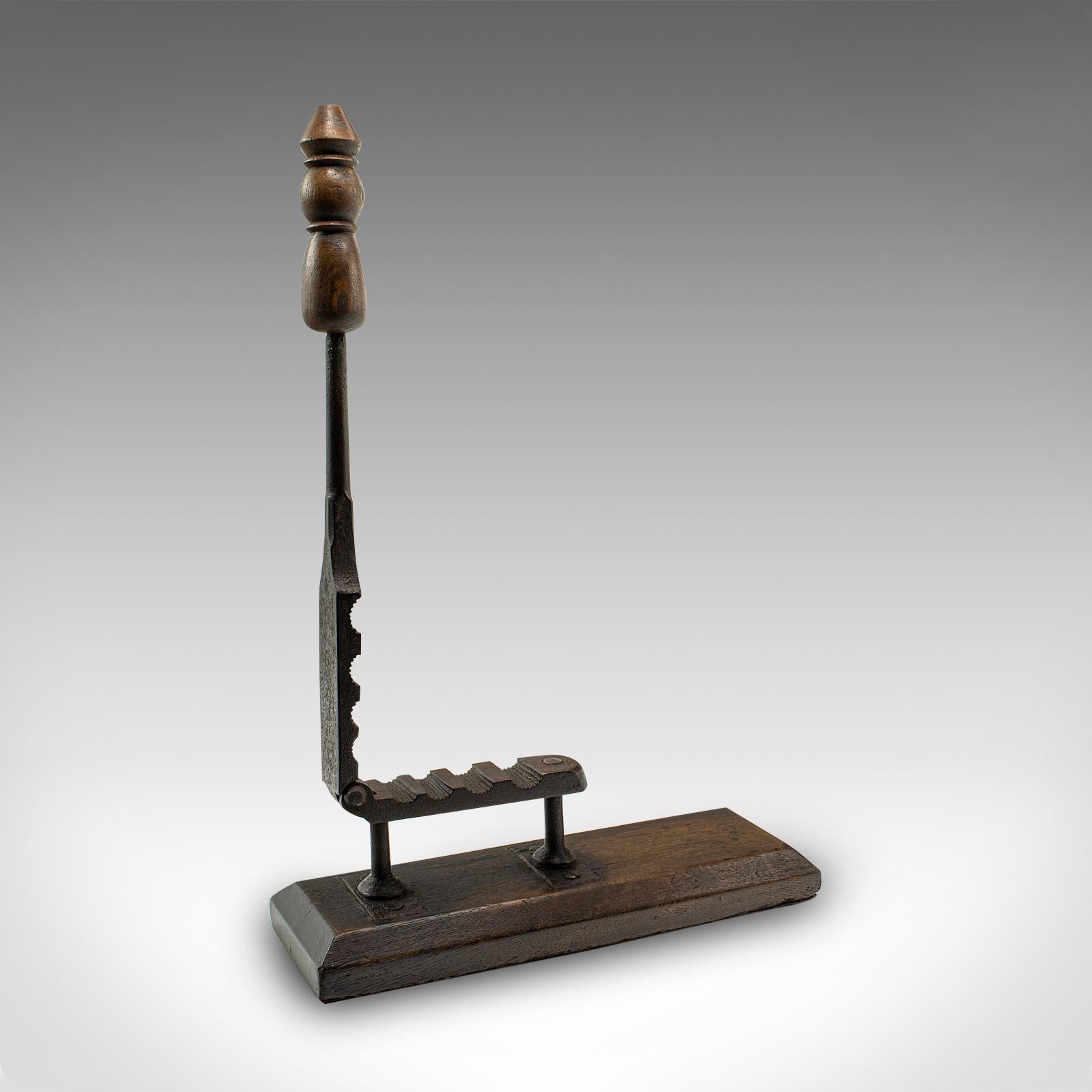 Il s'agit d'un compresseur de bouchons d'apothicaire ancien. Presse pharmaceutique anglaise en chêne et en fonte, datant de la période géorgienne, vers 1800. Une aide à la chimie originale, pleine de charme historique et de formes