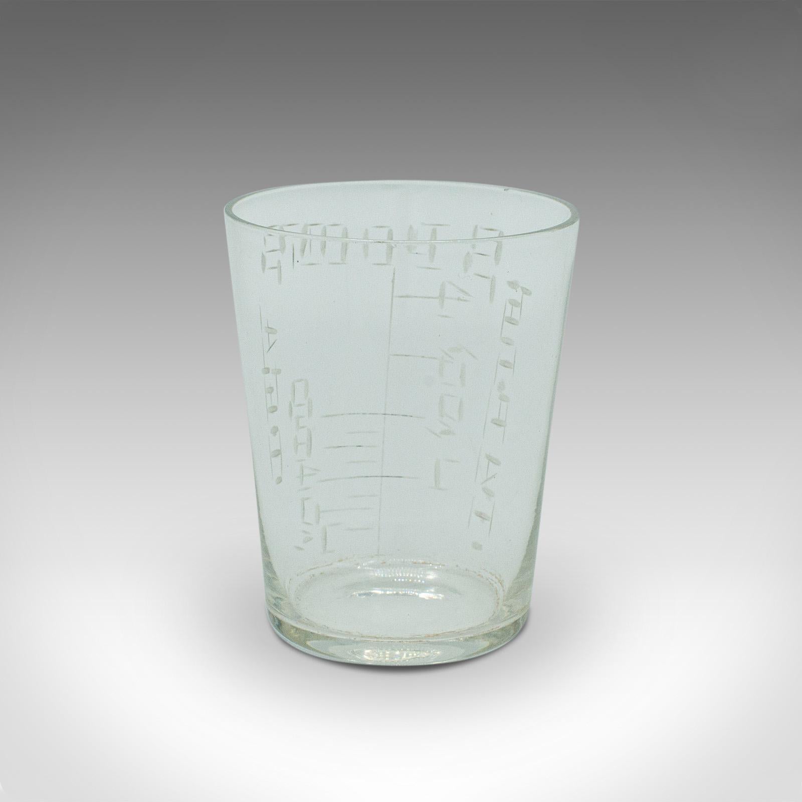 XIXe siècle Tasse de médecine d'apothicaire ancienne, anglaise, verre, mesure du chimiste, victorienne en vente