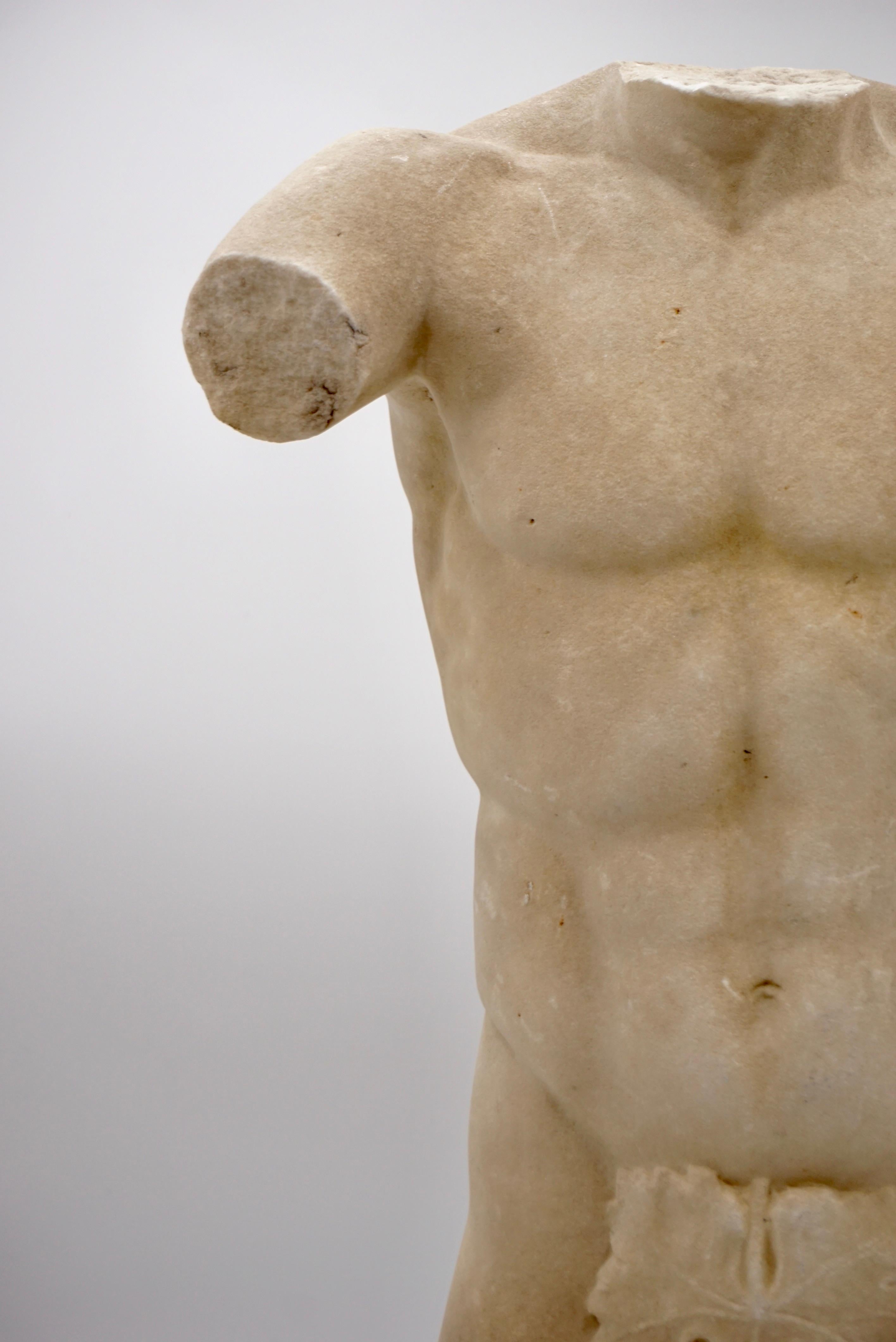 Antike antike Apoxyomenos-Torso-Skulptur aus männlichem Marmor, weißer Carrara-Marmor, XIX. Jahrhundert (19. Jahrhundert) im Angebot
