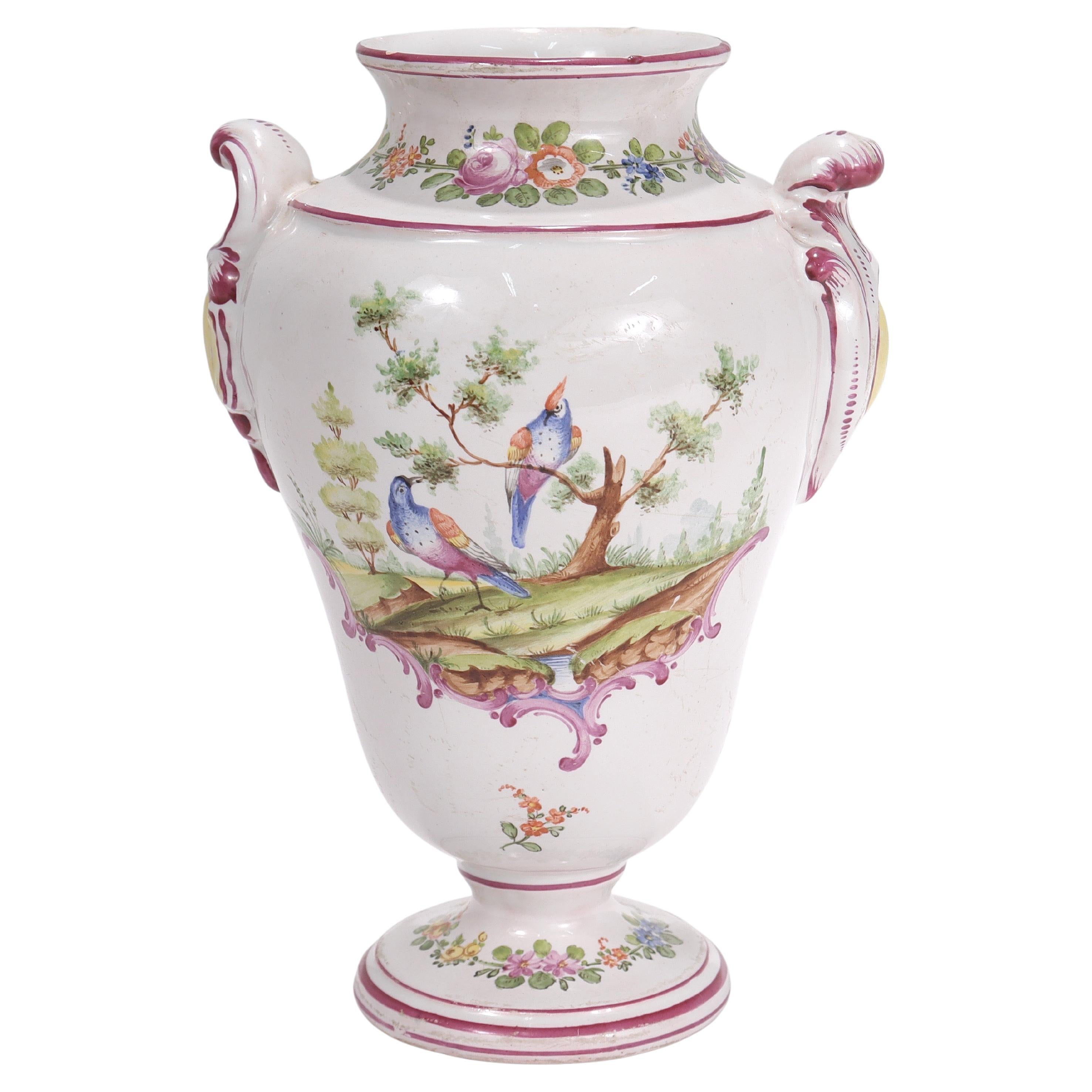 Antike Aprey-Vase aus französischer Fayence-Keramik mit Blumendekoration im Angebot