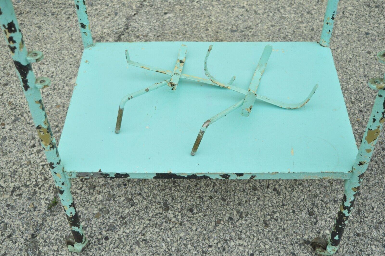 Ancienne table à chariot médicale à 2 niveaux en métal et verre bleu aqua à peinture vieillie en vente 3