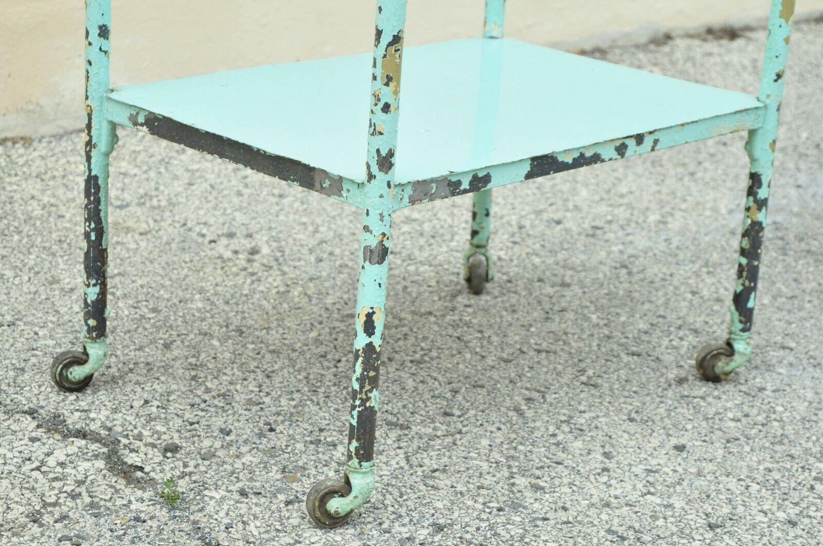 Ancienne table à chariot médicale à 2 niveaux en métal et verre bleu aqua à peinture vieillie en vente 4