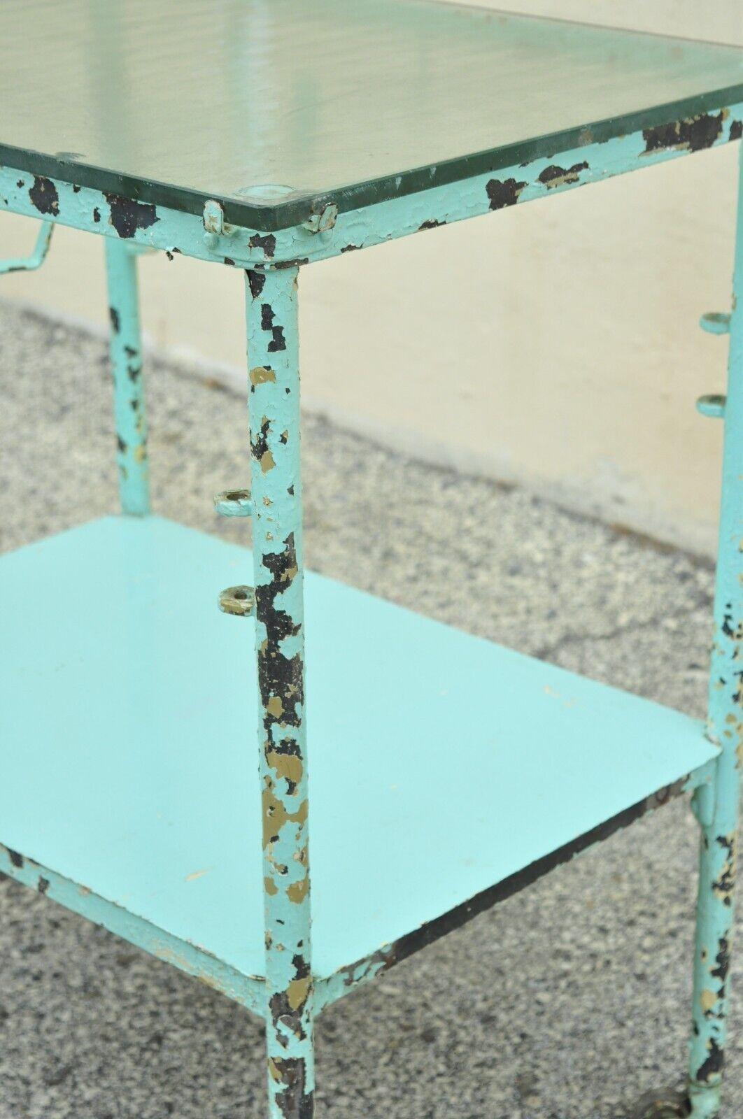 Métal Ancienne table à chariot médicale à 2 niveaux en métal et verre bleu aqua à peinture vieillie en vente