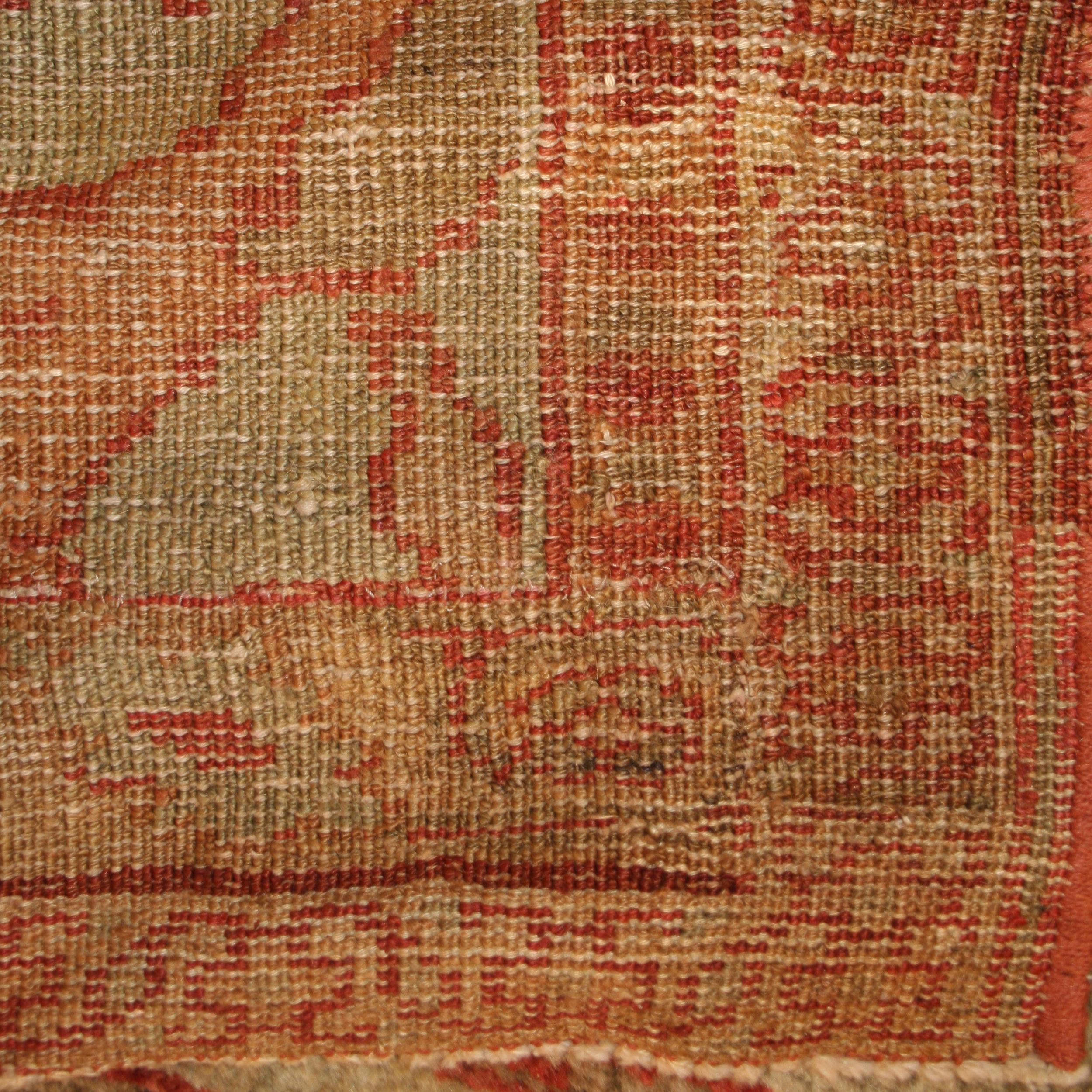 Eines der Hauptmerkmale der Ziegler-Teppiche ist die besondere Behandlung der Farben, bei der die Wollgarne meisterhaft eingefärbt werden, so dass ein fast durchscheinender Effekt entsteht. In diesem Beispiel ist das großflächige, sich endlos