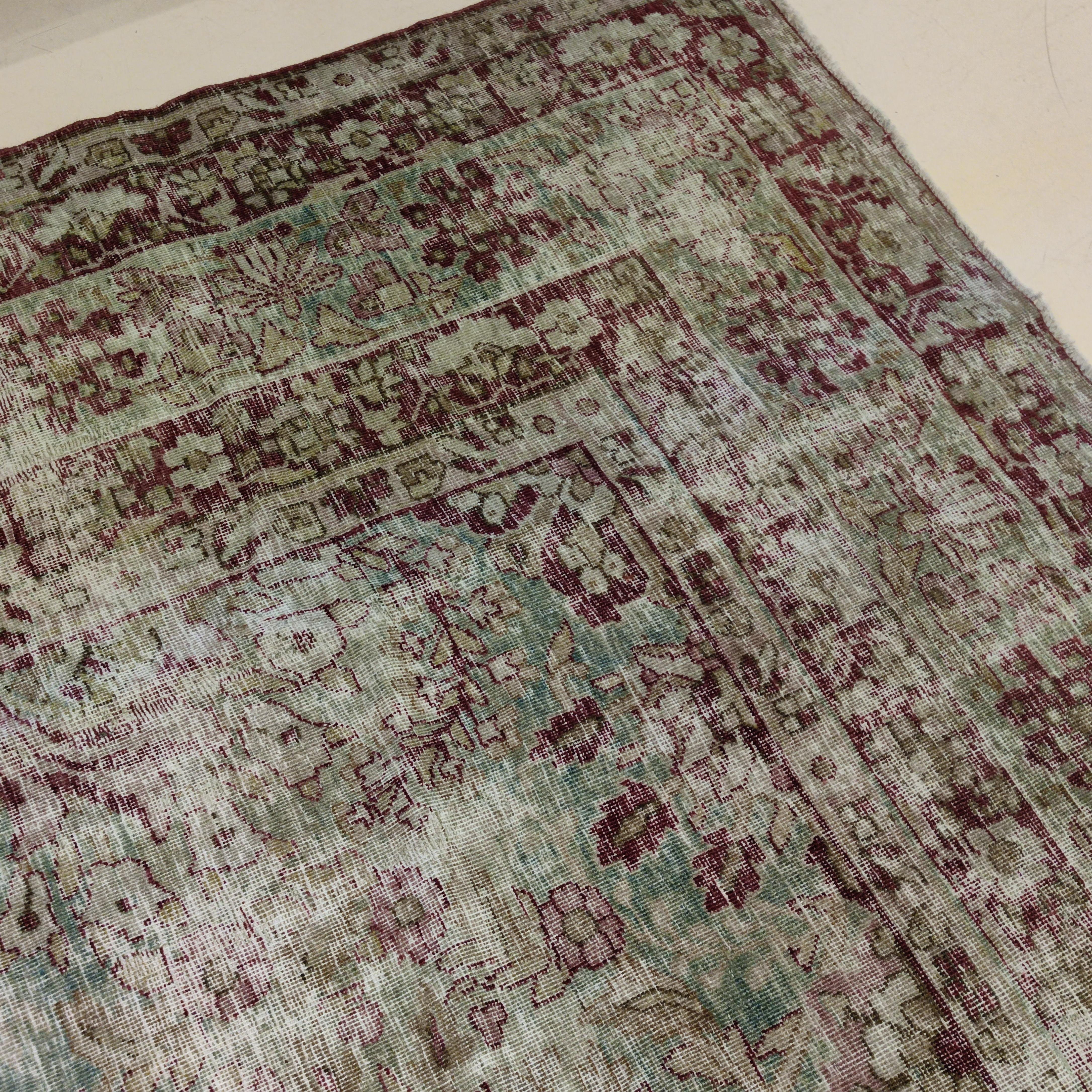 Tappeto Lavar Kirman antico Greene & Greene & Greene Distressed con motivo all-over In condizioni deteriorate in vendita a Milan, IT