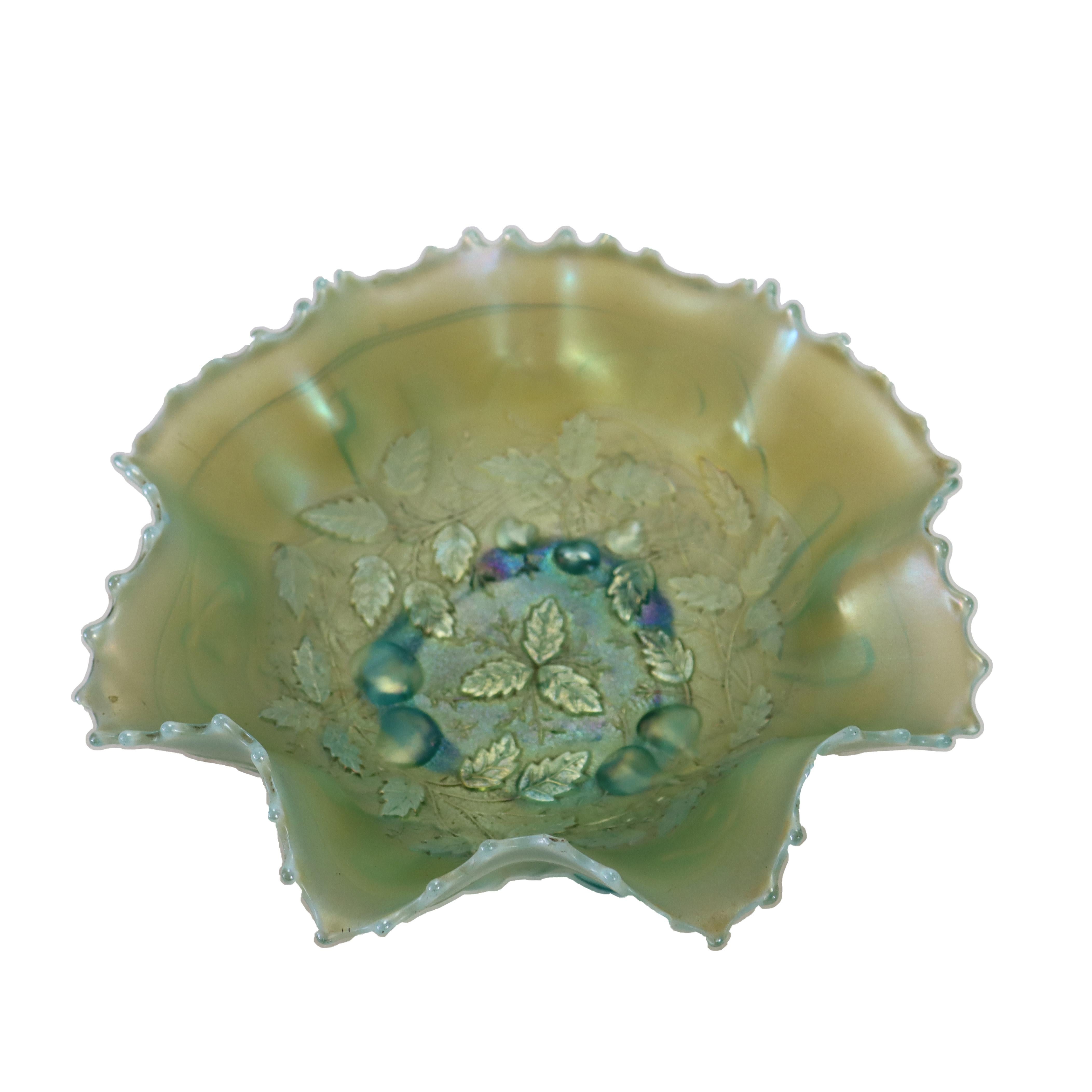 Bol à 3 pieds en verre carnaval aqua opalescent avec médaillon à 3 fruits C1930
Mesures - 3 5/8