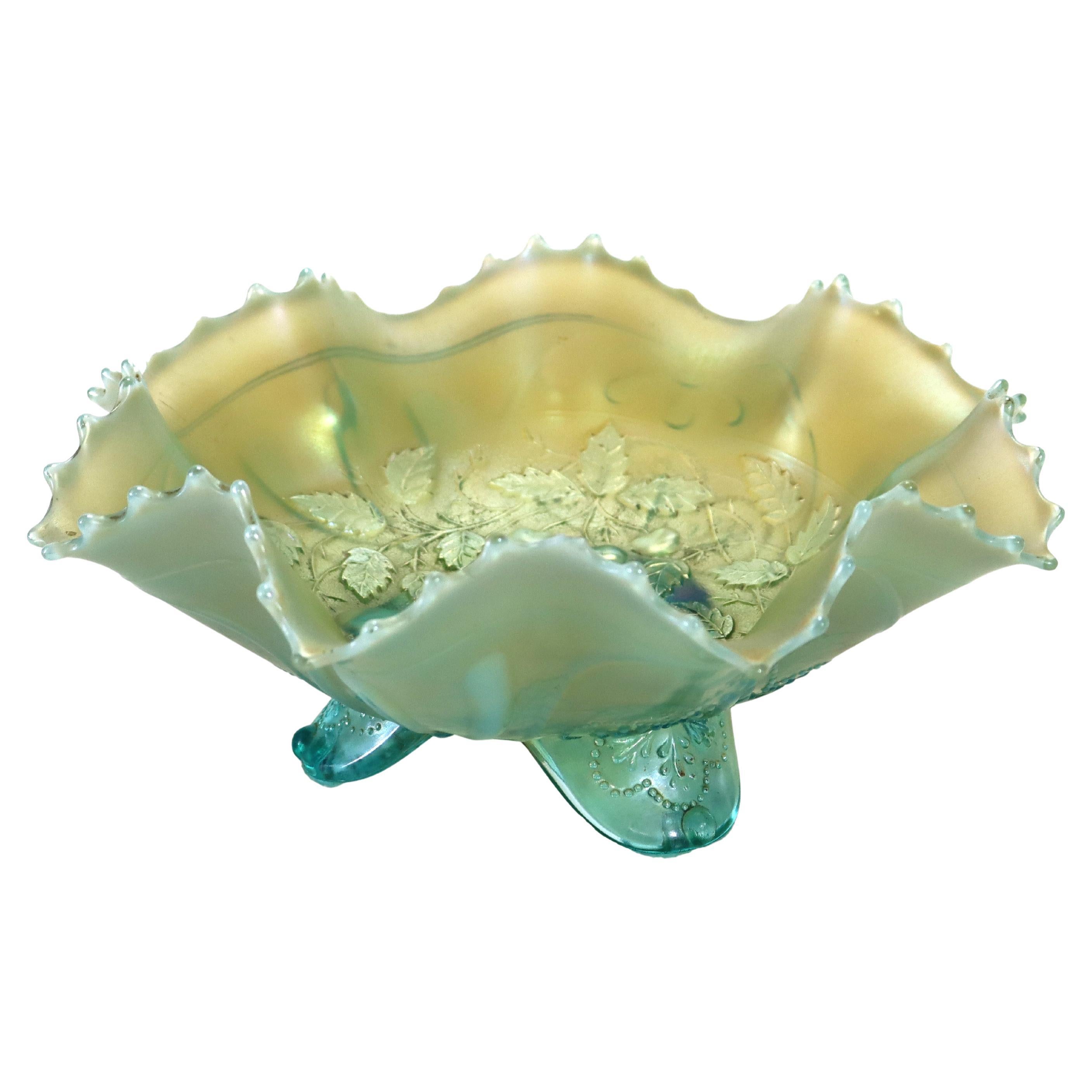 Ancienne coupe sur pied en verre carnaval aqua opalescent avec médaillon à 3 fruits c1930 Bon état - En vente à Big Flats, NY