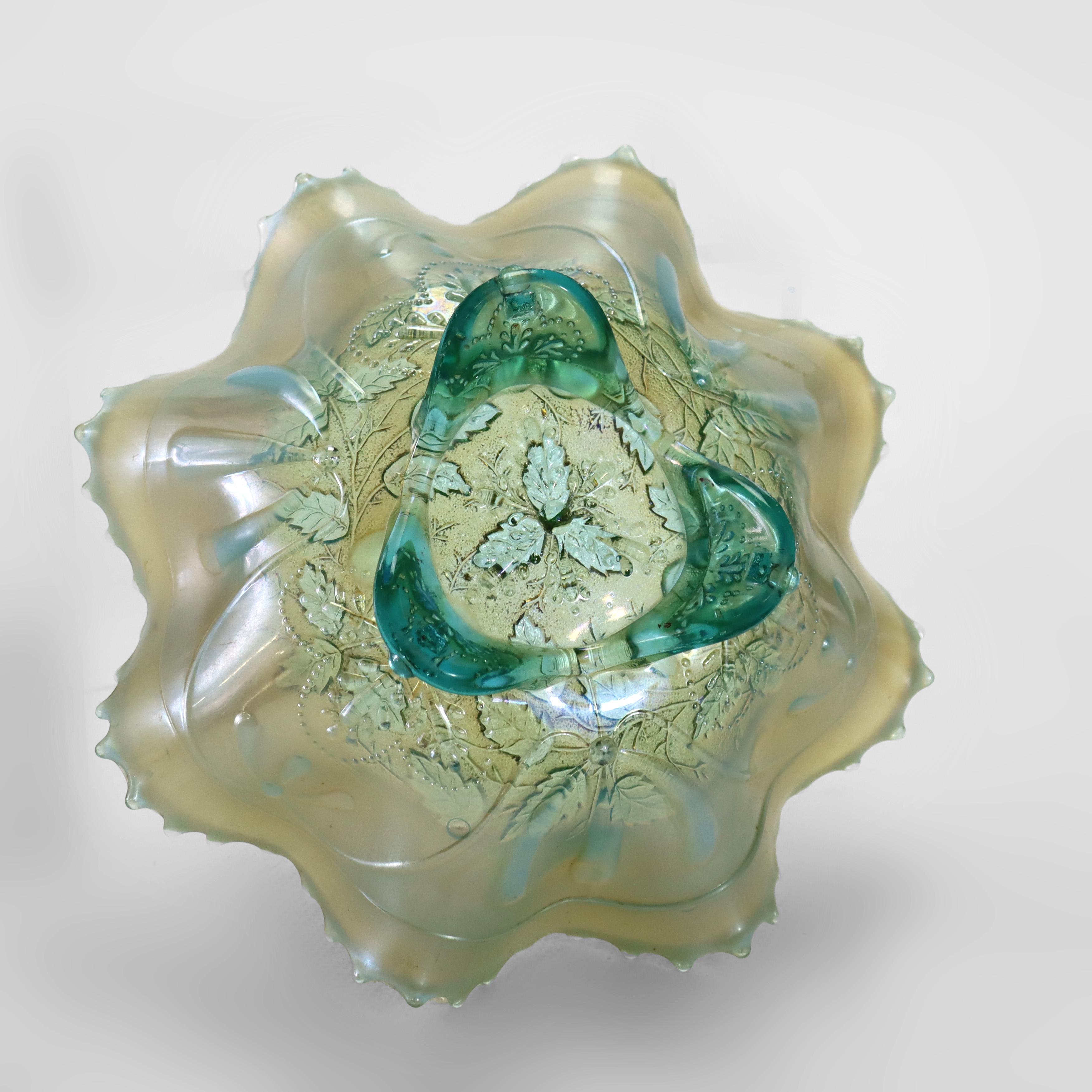 20ième siècle Ancienne coupe sur pied en verre carnaval aqua opalescent avec médaillon à 3 fruits c1930 en vente