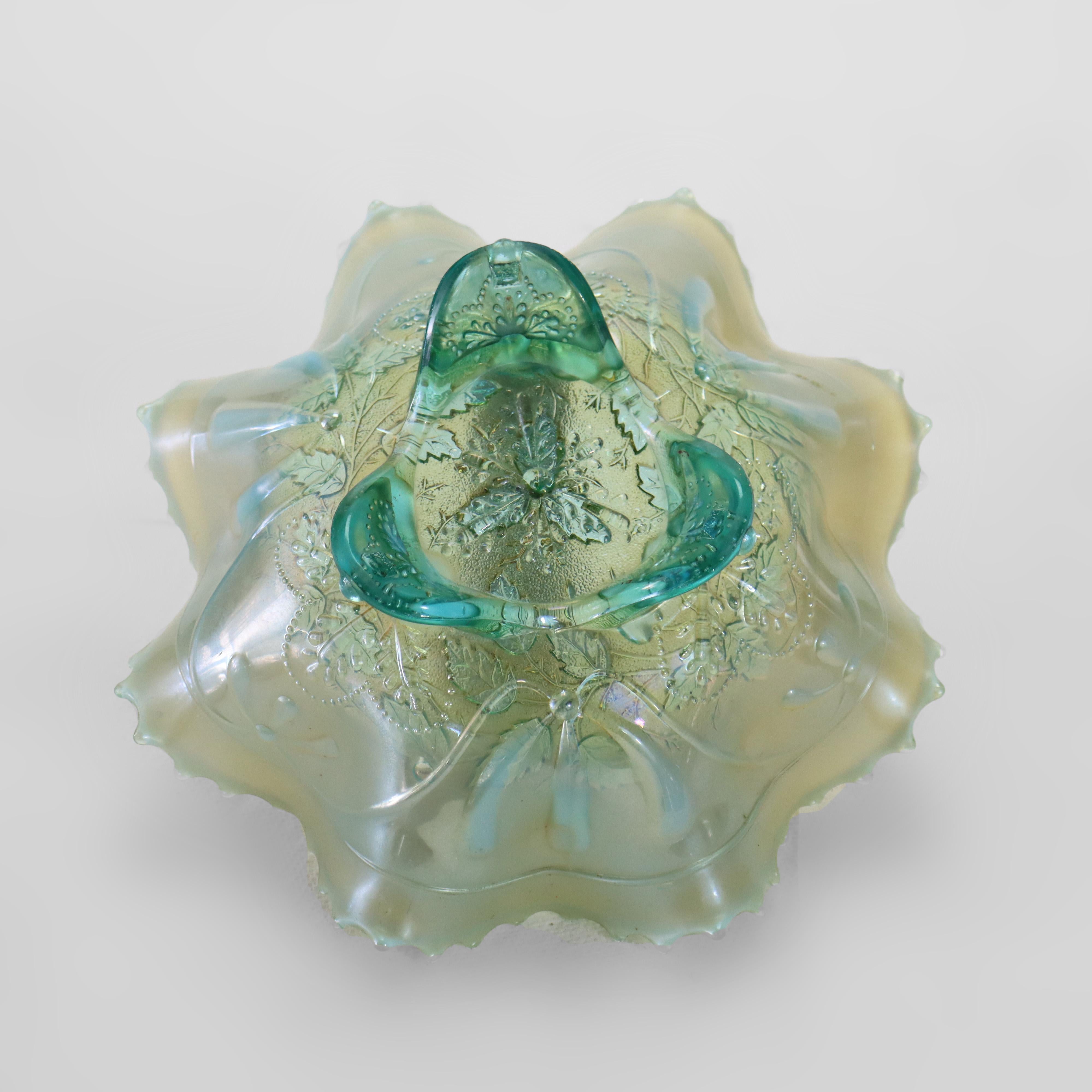 Verre Ancienne coupe sur pied en verre carnaval aqua opalescent avec médaillon à 3 fruits c1930 en vente