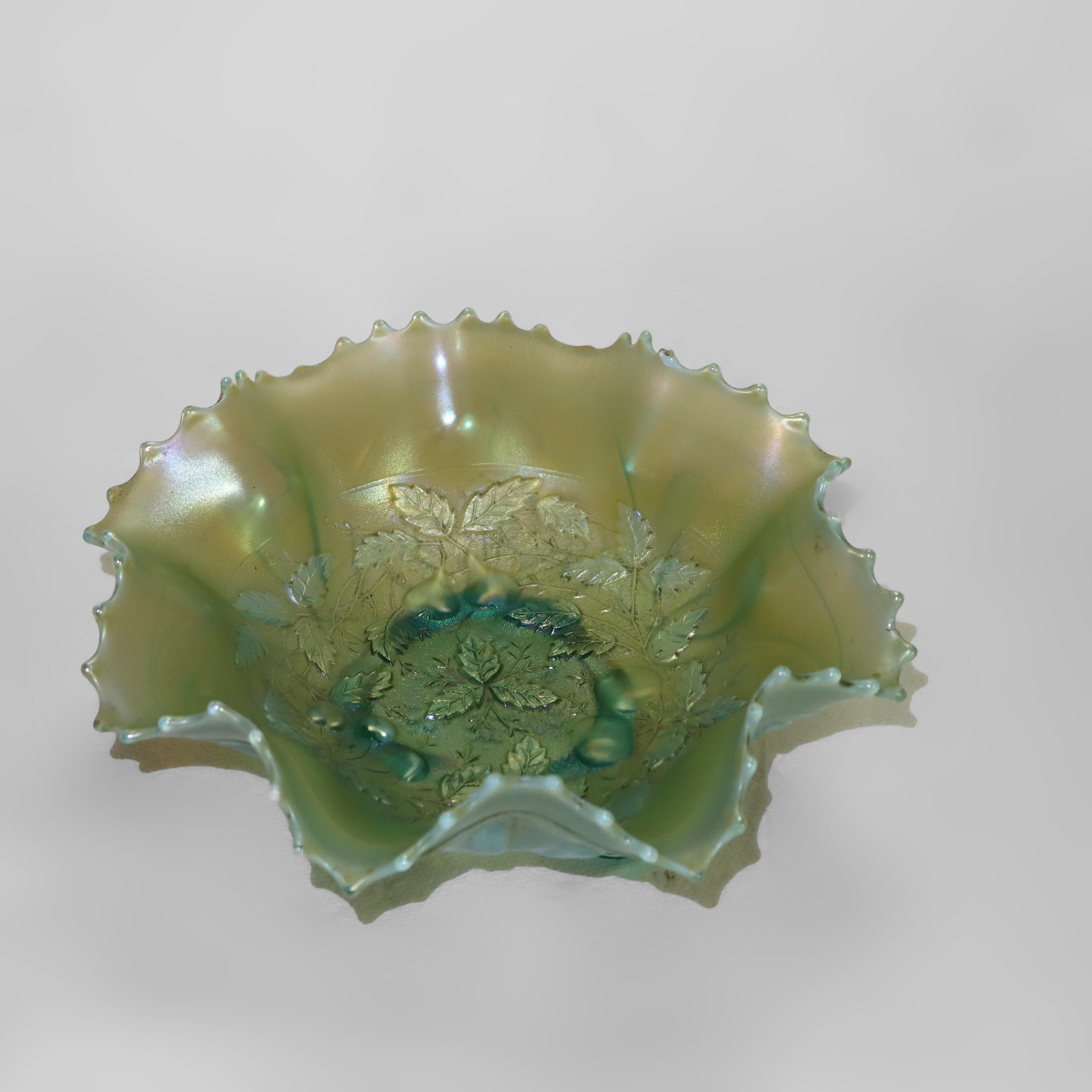 Ancienne coupe sur pied en verre carnaval aqua opalescent avec médaillon à 3 fruits c1930 en vente 1