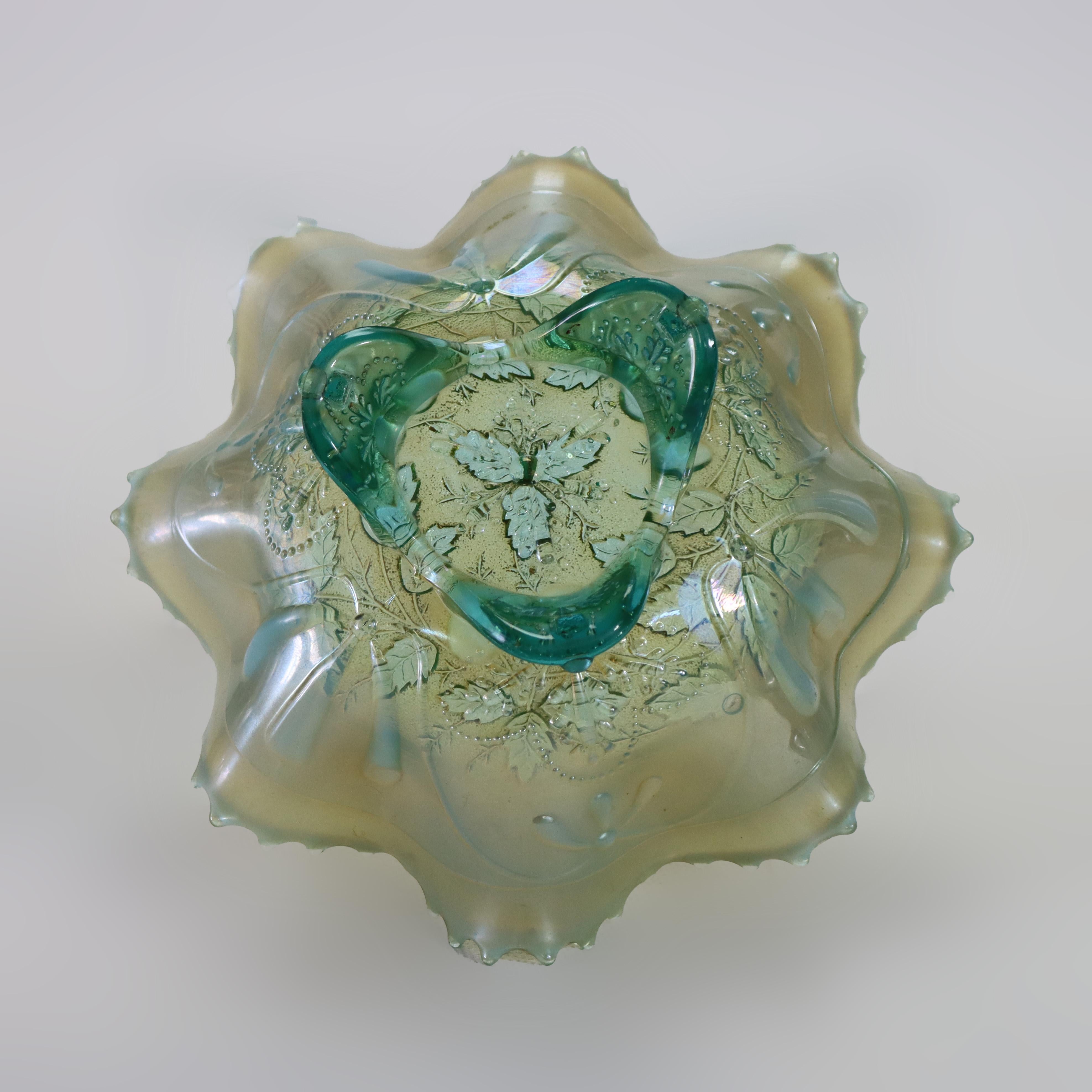 Ancienne coupe sur pied en verre carnaval aqua opalescent avec médaillon à 3 fruits c1930 en vente 2