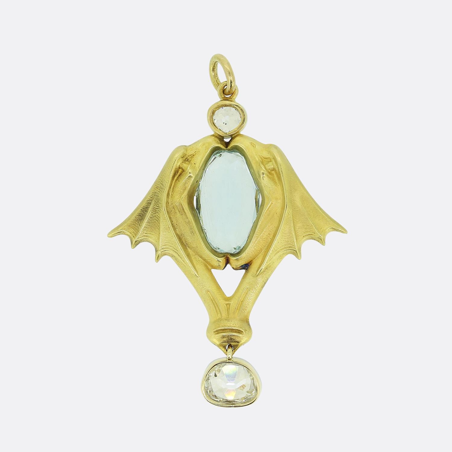 Questo ciondolo presenta un design sorprendente, con una pietra centrale di acquamarina blu incastonata in oro giallo 18 carati. L'acquamarina è abbracciata da una coppia di aquile con la bocca aperta, aggiungendo un elemento unico e accattivante al