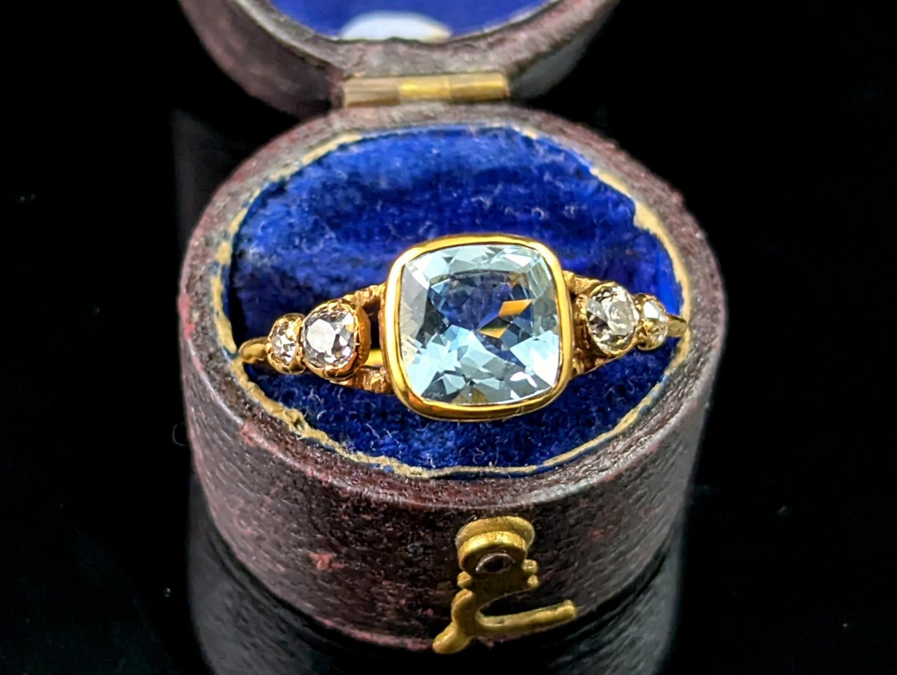 Dieser exquisite antike Ring mit Aquamarin und Diamant wird Sie sicher verzaubern.

Gefertigt aus reichhaltigem 18-karätigem Gelbgold mit einem atemberaubenden Aquamarin-Kissenstein mit einem Gewicht von ca. 1,30 ct. Der Aquamarin hat einen schönen