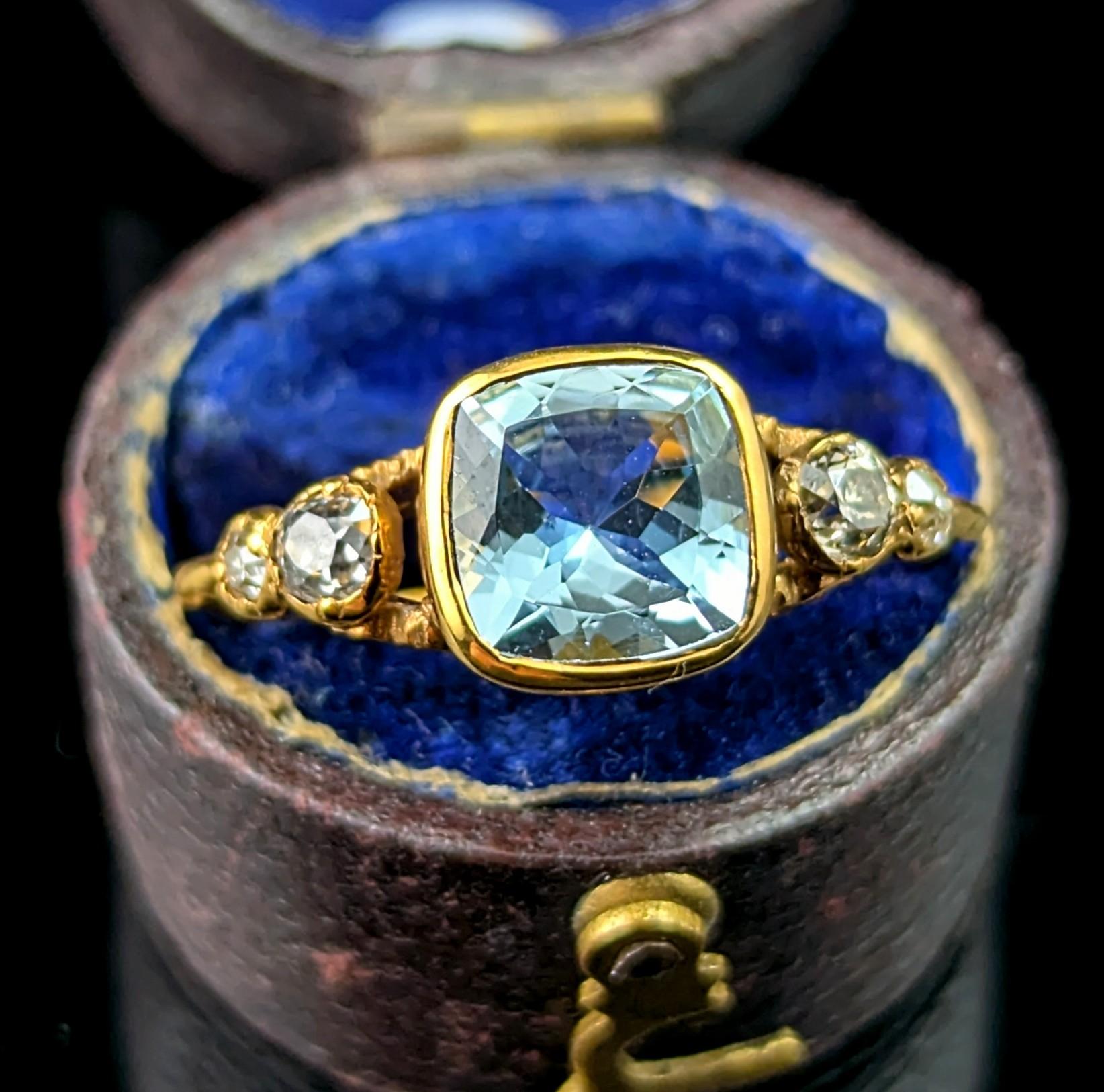 Antiker Ring aus 18 Karat Gelbgold mit Aquamarin und Diamanten (Antiker Kissenschliff) im Angebot