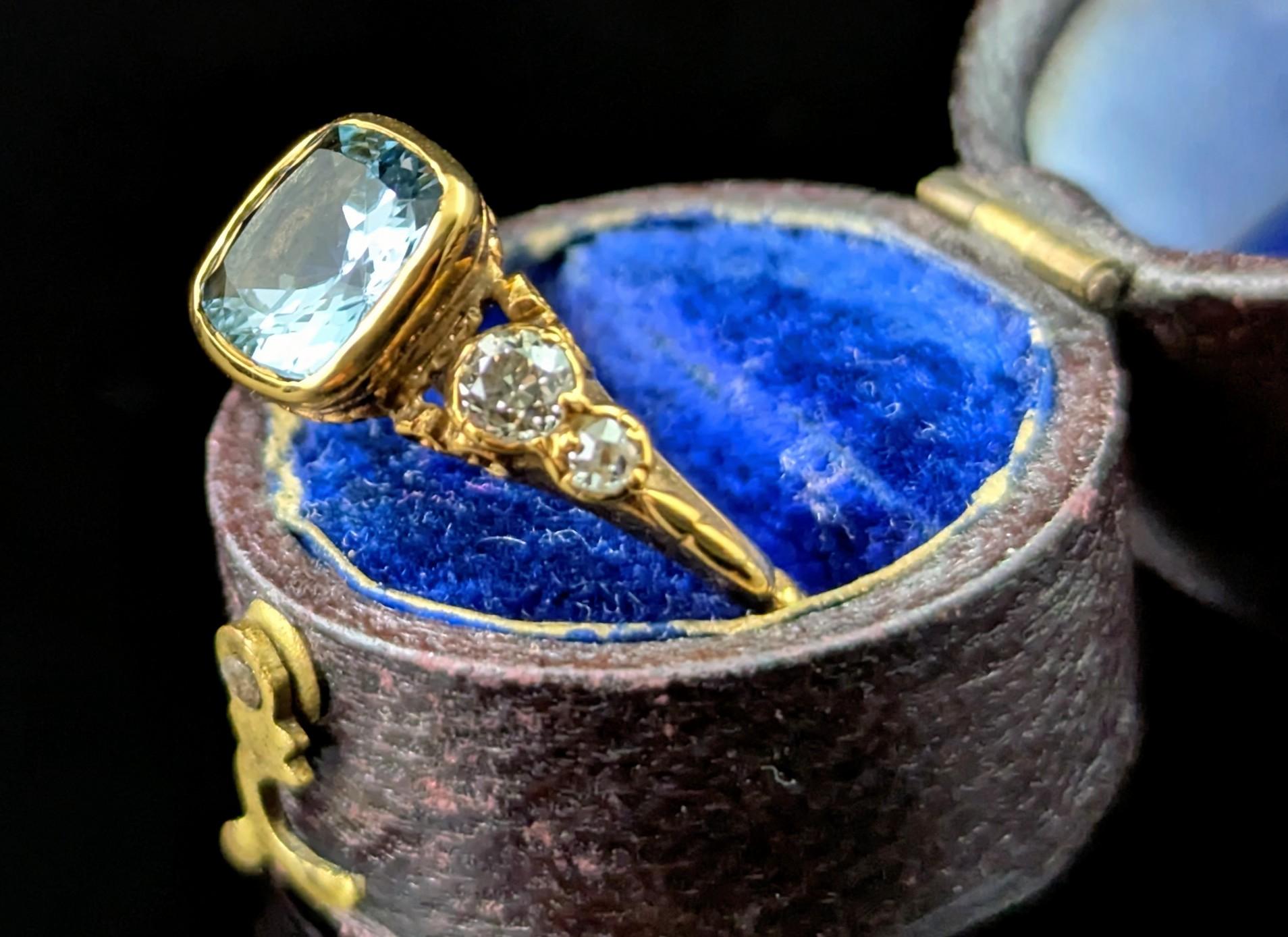 Antiker Ring aus 18 Karat Gelbgold mit Aquamarin und Diamanten Damen im Angebot