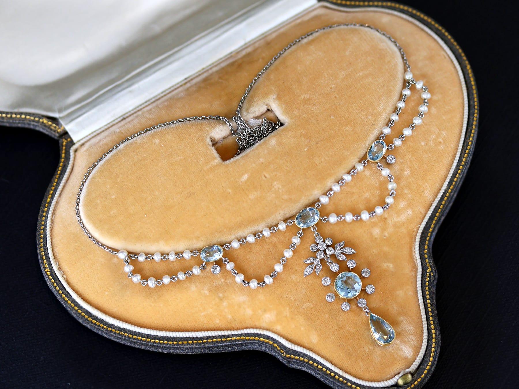 Taille vieille Europe Collier pendentif en platine avec aigue-marine, diamant et perle de rocaille ancienne en vente