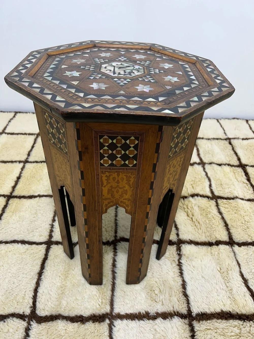 Mauresque Table d'appoint ancienne de style arabe moyen-oriental incrustée de nacre en vente