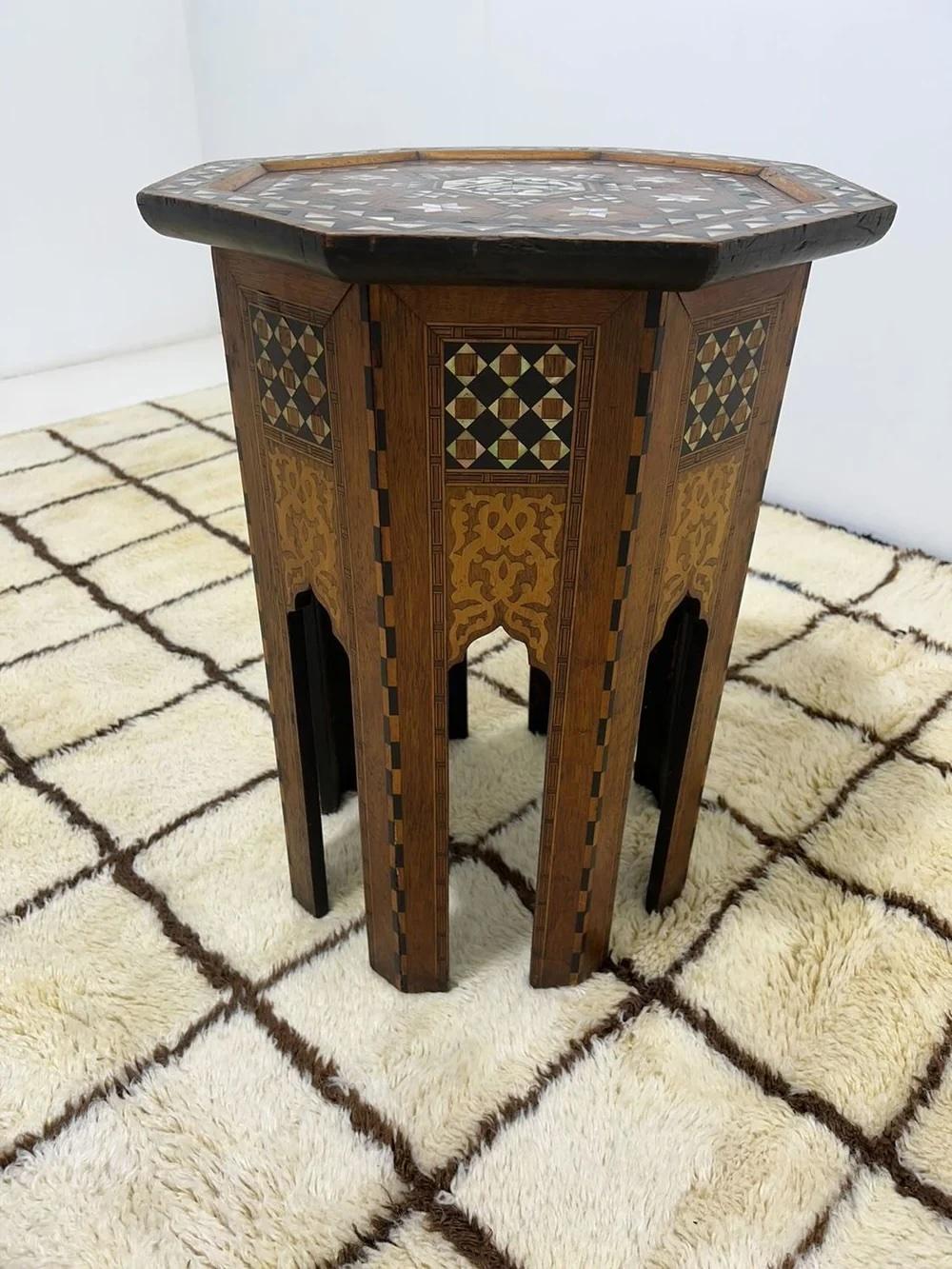 Marocain Table d'appoint ancienne de style arabe moyen-oriental incrustée de nacre en vente