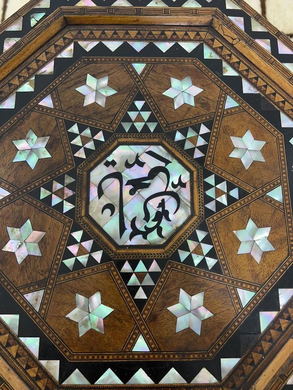Incrusté Table d'appoint ancienne de style arabe moyen-oriental incrustée de nacre en vente