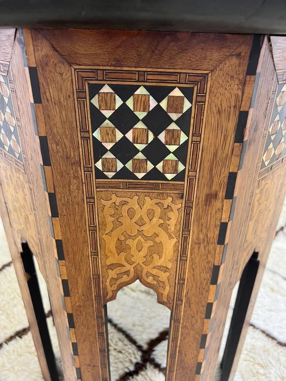 Table d'appoint ancienne de style arabe moyen-oriental incrustée de nacre Bon état - En vente à Los Angeles, CA