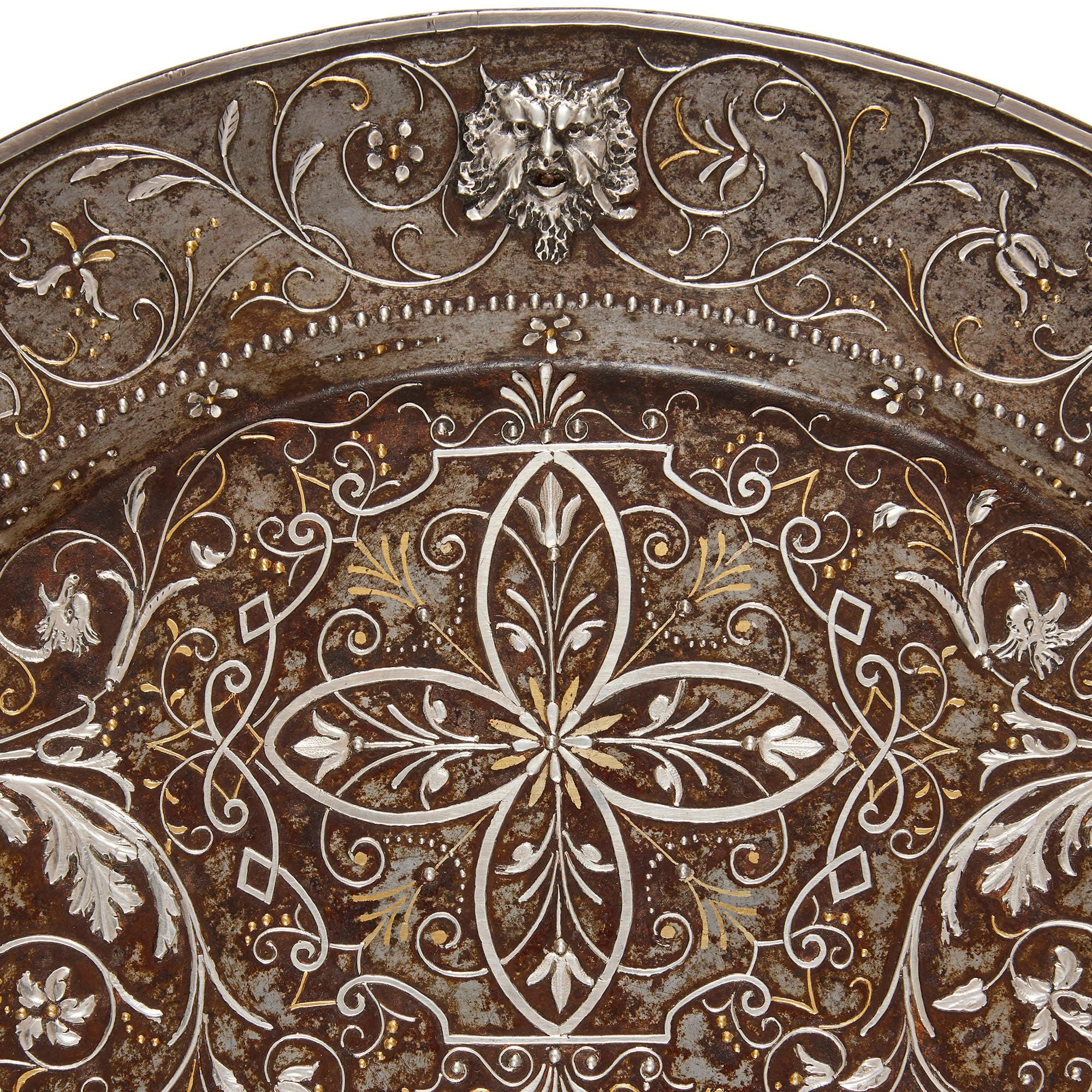 Européen Ancienne plaque d'acier arabesque avec incrustation d'or et d'argent en vente