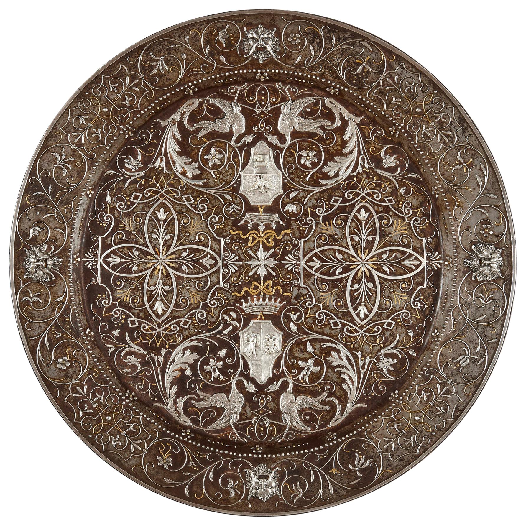 Placa de acero arabesca antigua con incrustaciones de oro y plata