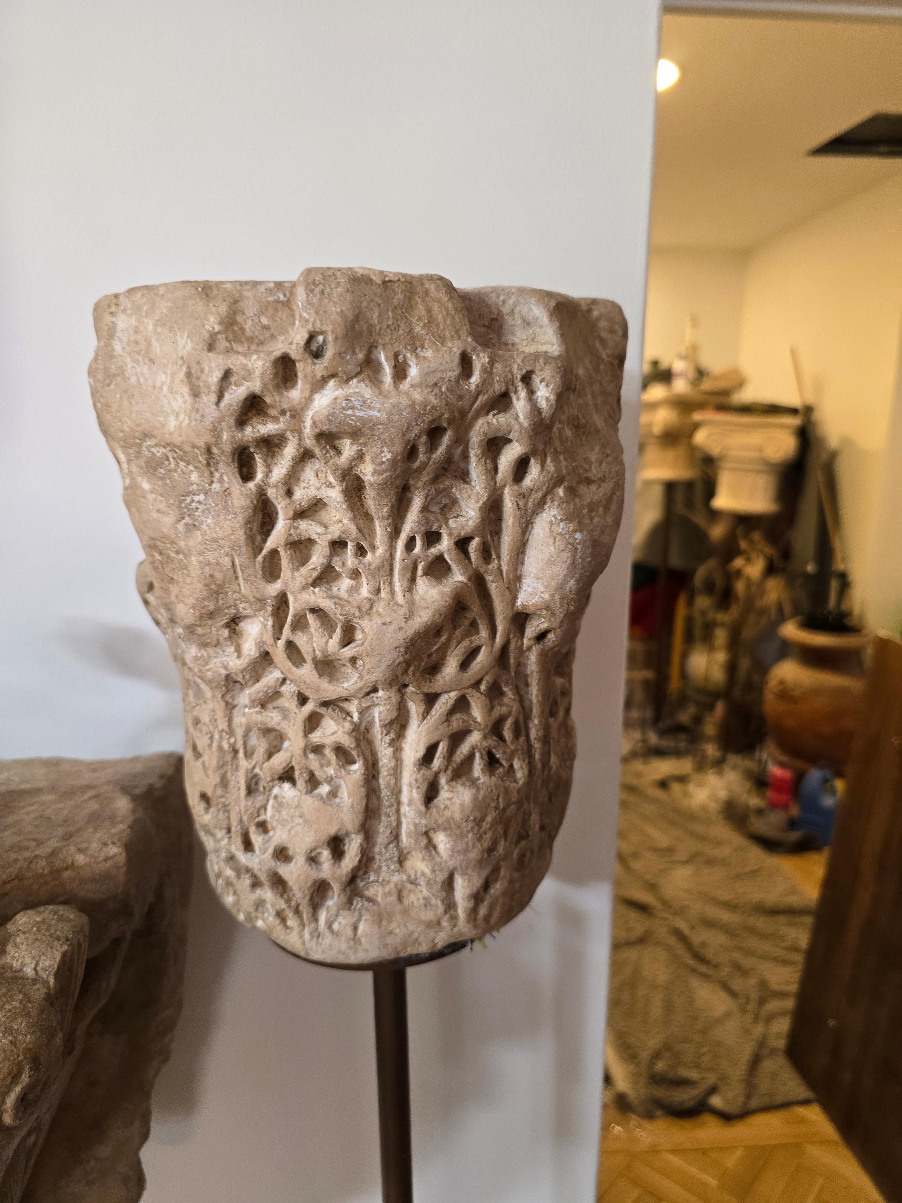 Questo capitello arabo decorativo, ispirato agli eleganti design dell'XI secolo, è un pezzo accattivante che unisce significato storico e artigianato artistico. Realizzato in terracotta o in un materiale simile negli anni '50, questo capitello è