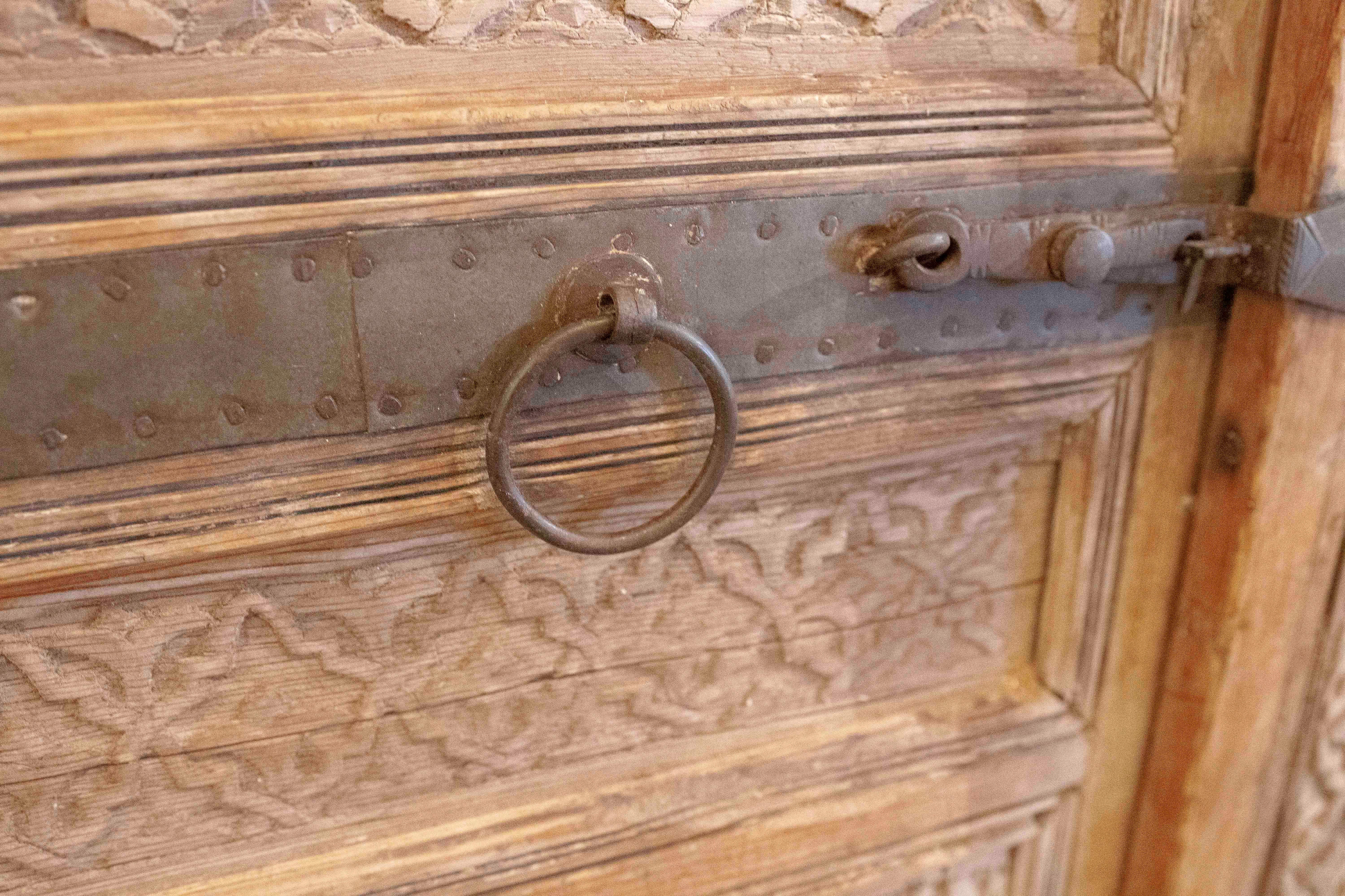 Antike arabische Tür in Holz geschnitzt mit Hufeisenbogen mit Originalbeschlägen im Angebot 3