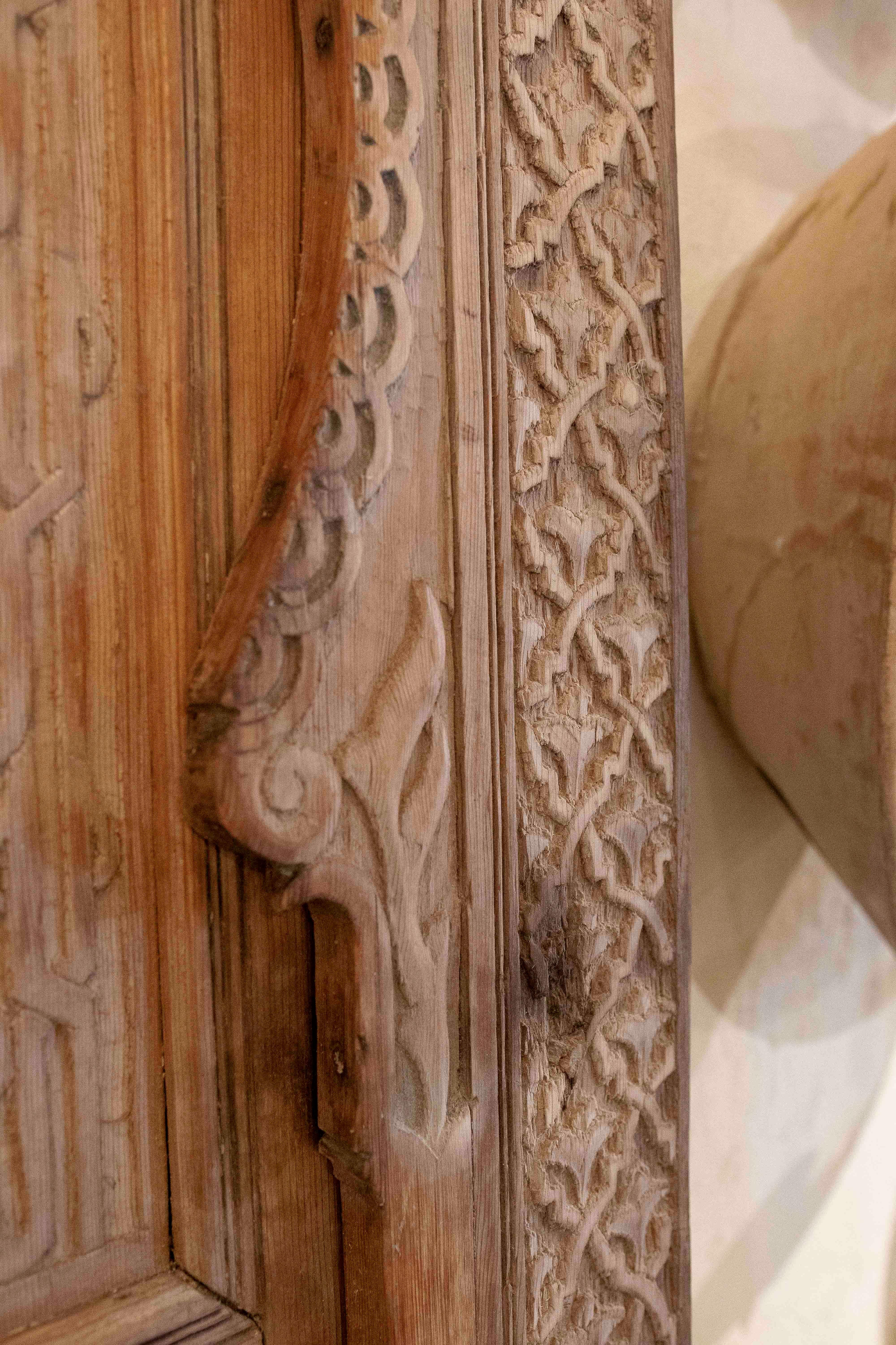 Antike arabische Tür in Holz geschnitzt mit Hufeisenbogen mit Originalbeschlägen im Angebot 4